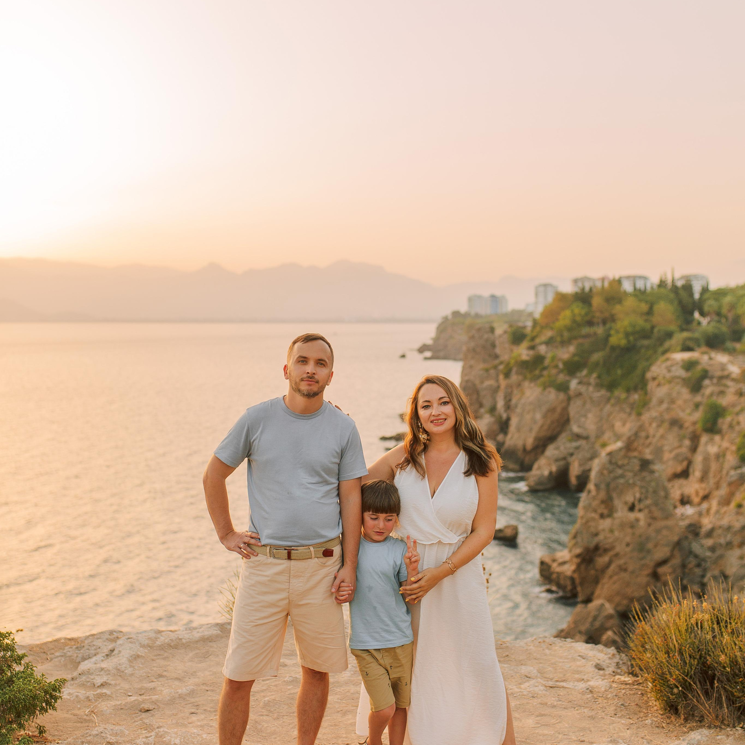 Cliff by the sea. Family photo session. Alsu Develi, Photographer in Turkey, Alanya, Side, Belek, Antalya, Kemer, Turkiye. Photoshooting in Alanya. Photosession in Belek, Side