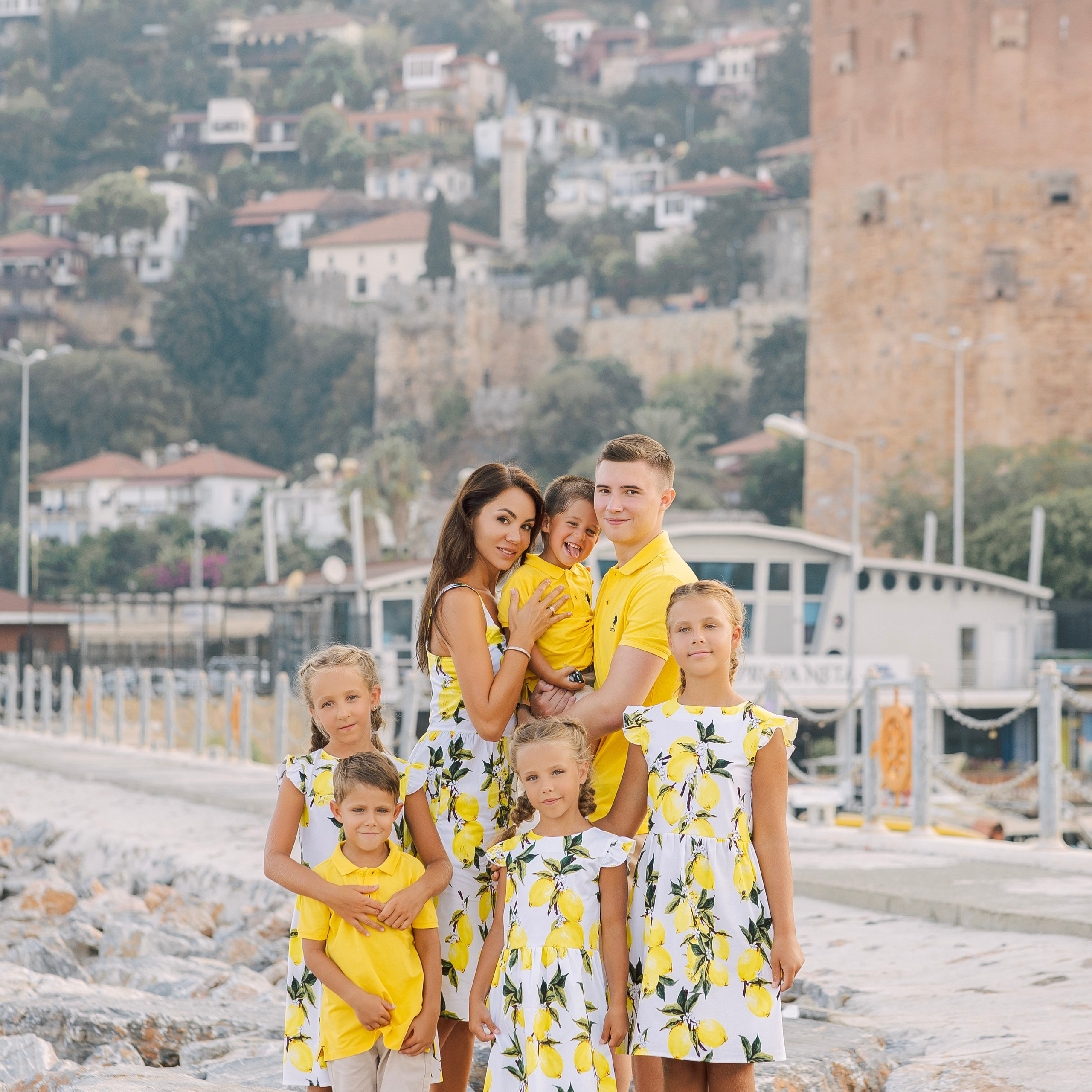 Фотосессия для большой и нарядной семьи в порту Аланьи. Алсу Девели. Фотограф в Алании в Турции, Аланья, Сиде, Белек, Анталия, Кемер, Конаклы, Окурджалар. Фотосъемки в Алании. Фотосессия в Алания
