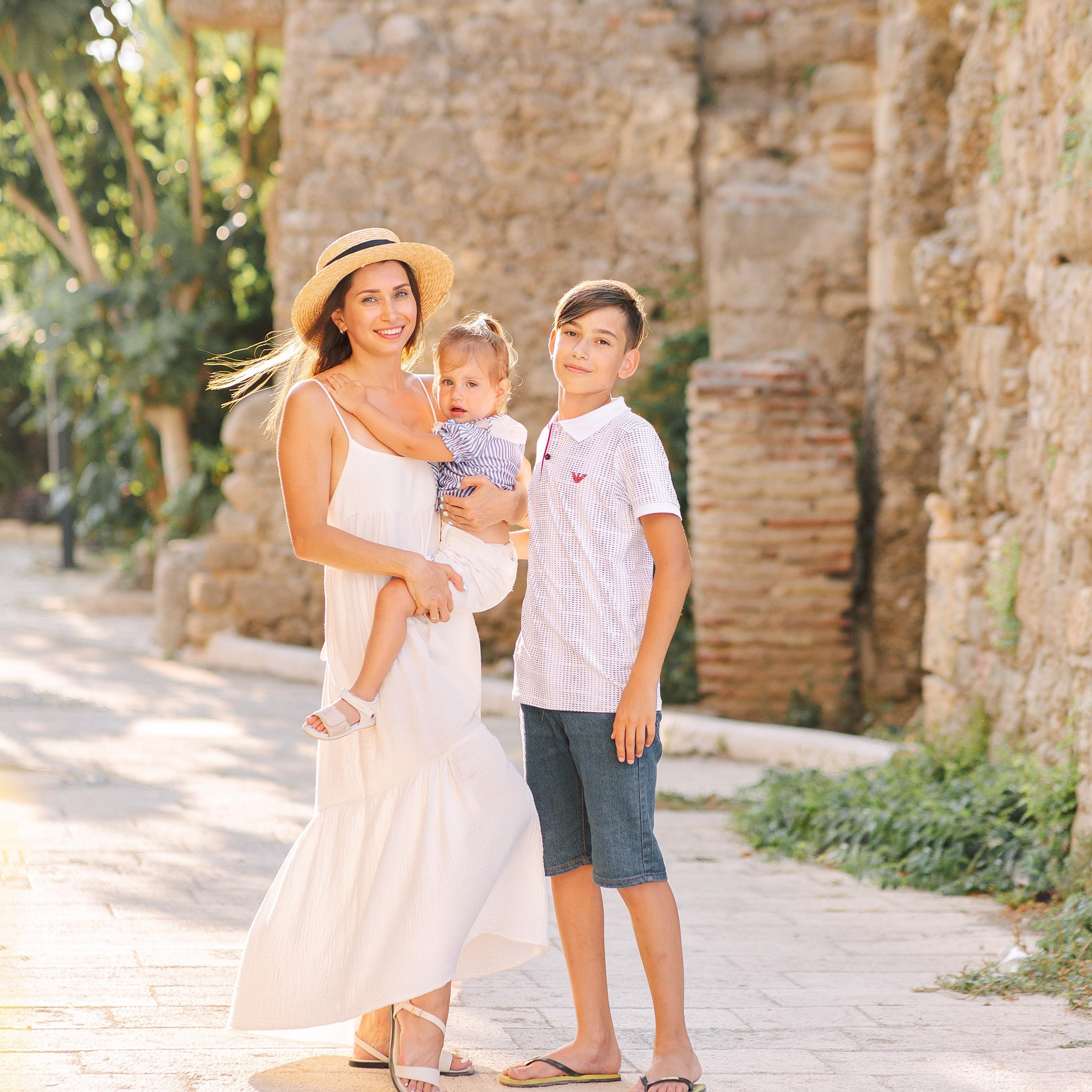 Семейная фотосессия в колоритных улочках Сиде. Алсу Девели. Фотограф в Алании в Турции, Аланья, Сиде, Белек, Анталия, Кемер, Конаклы, Окурджалар. Фотосъемки в Алании. Фотосессия в Алания