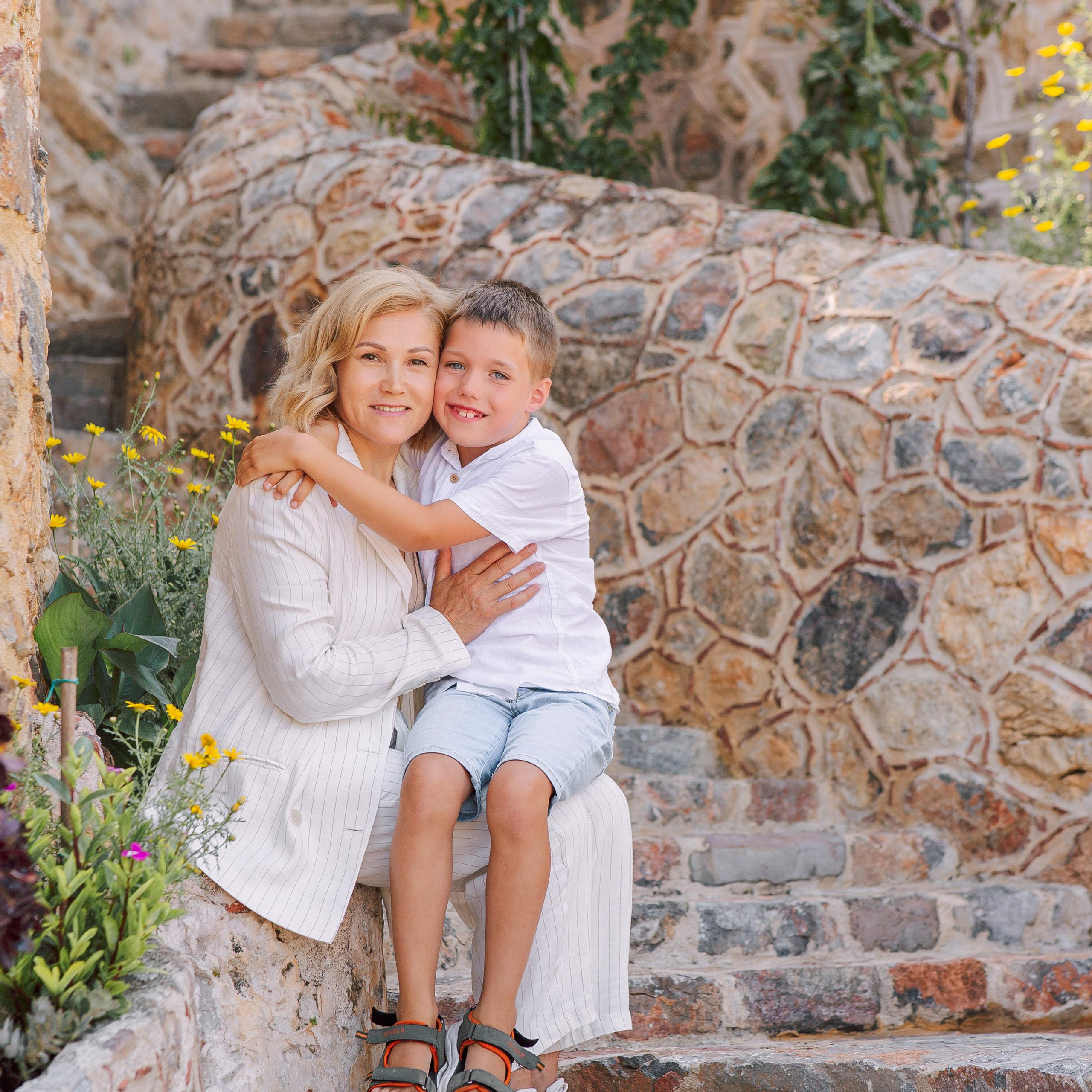Day. Colorful streets. Family shooting near the Alanya fortress. Alanya. Alsu Develi, Photographer in Turkey, Alanya, Side, Belek, Antalya, Kemer, Turkiye. Photoshooting in Alanya. Photosession in Belek, Side
