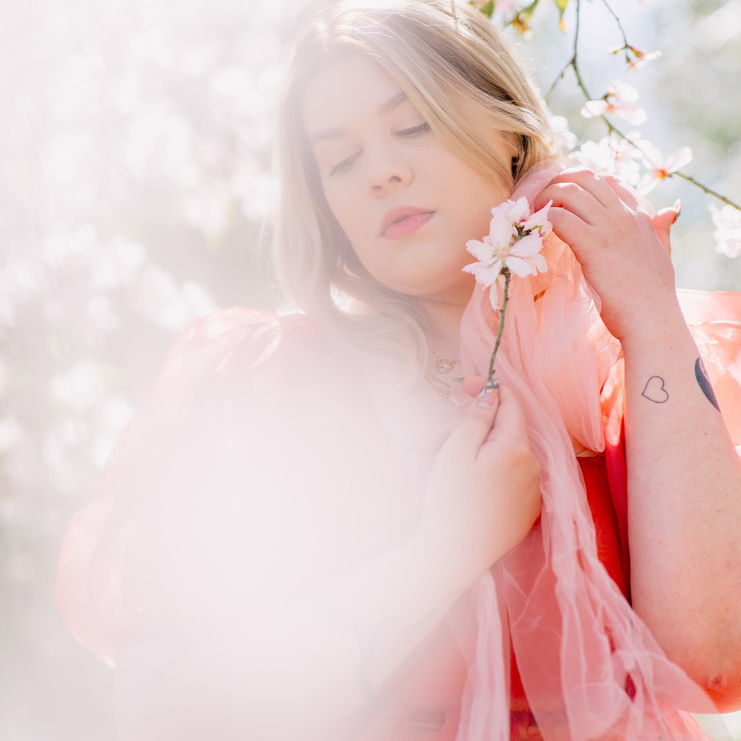 Фотосессия цветущем миндале. Алсу Девели. Фотограф в Алании в Турции, Аланья, Сиде, Белек, Анталия, Кемер, Конаклы, Окурджалар. Фотосъемки в Алании. Фотосессия в Алания