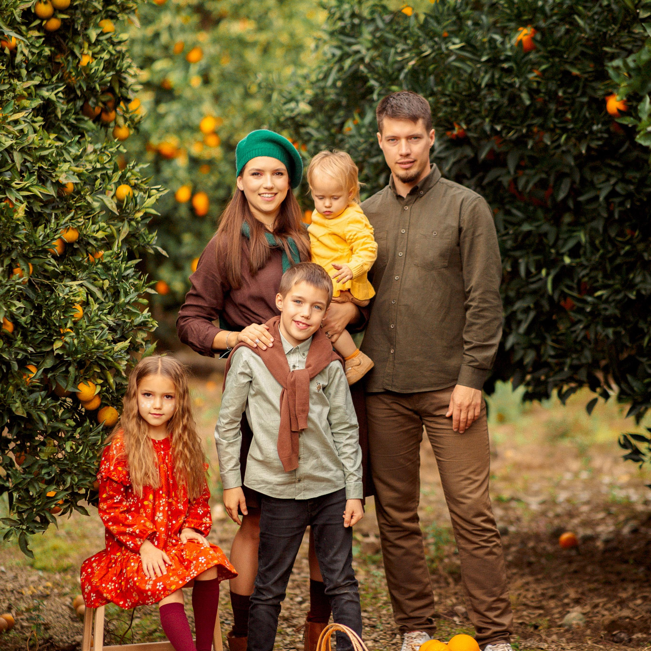 Семейная фотосессия в апельсиновом саду. Алсу Девели. Фотограф в Алании в Турции, Аланья, Сиде, Белек, Анталия, Кемер, Конаклы, Окурджалар. Фотосъемки в Алании. Фотосессия в Алания