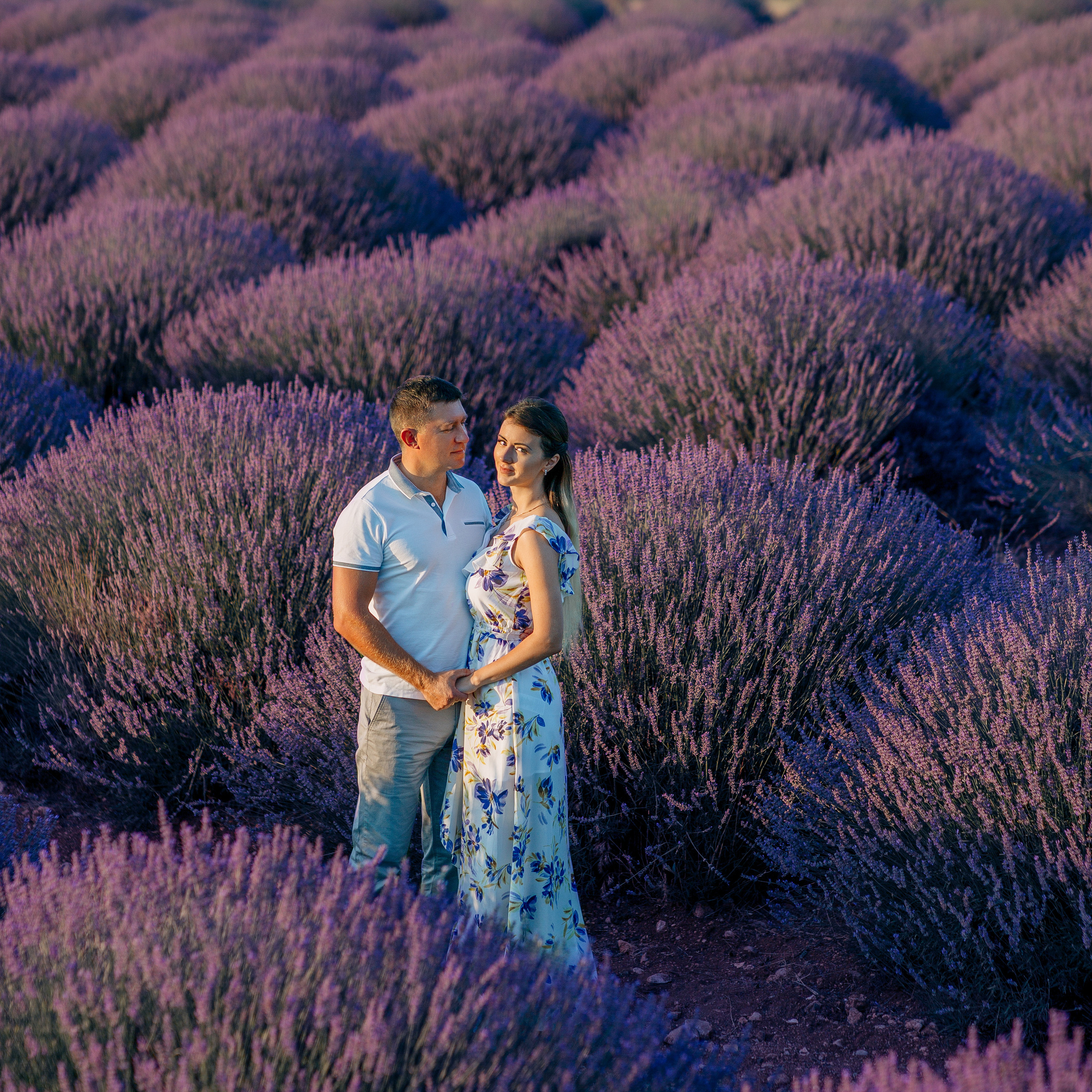 Парная фотосессия на лавандовом поле. Рассвет. Алсу Девели. Фотограф в Алании в Турции, Аланья, Сиде, Белек, Анталия, Кемер, Конаклы, Окурджалар. Фотосъемки в Алании. Фотосессия в Алания