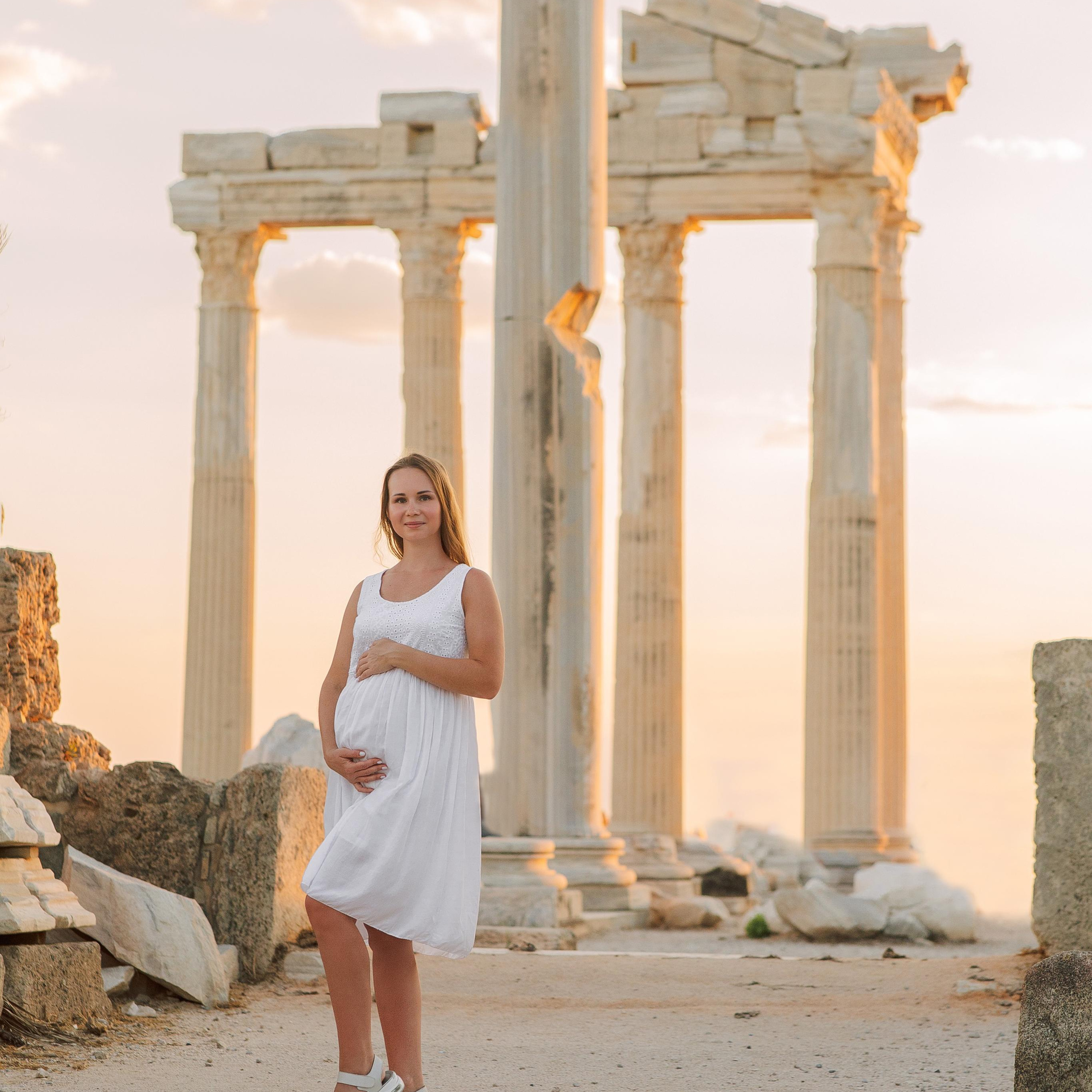 Family photoshooting in the ancient city of Side at sunset. Alsu Develi, Photographer in Turkey, Alanya, Side, Belek, Antalya, Kemer, Turkiye. Photoshooting in Alanya. Photosession in Belek, Side