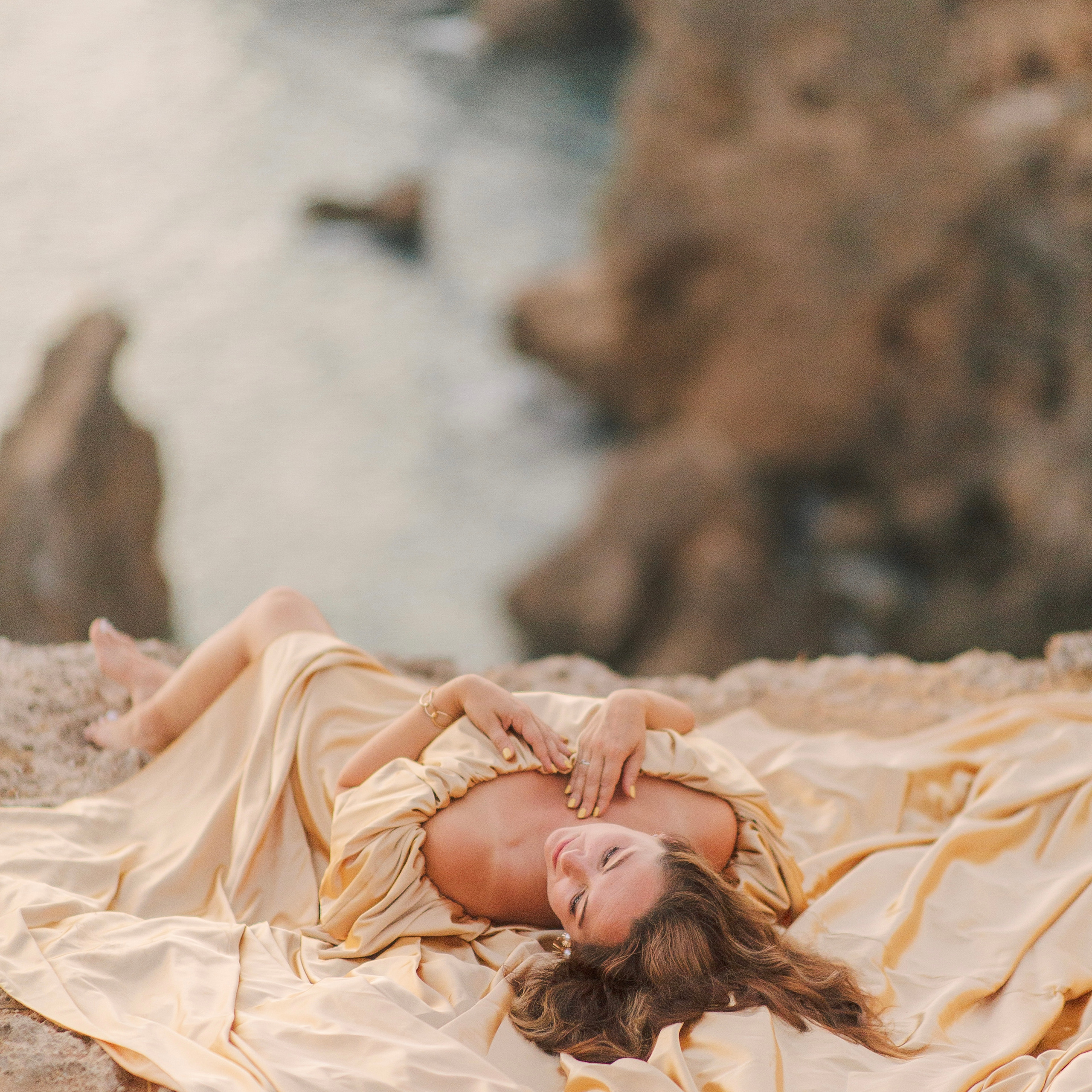 Cliff by the sea. Family photo session. Alsu Develi, Photographer in Turkey, Alanya, Side, Belek, Antalya, Kemer, Turkiye. Photoshooting in Alanya. Photosession in Belek, Side