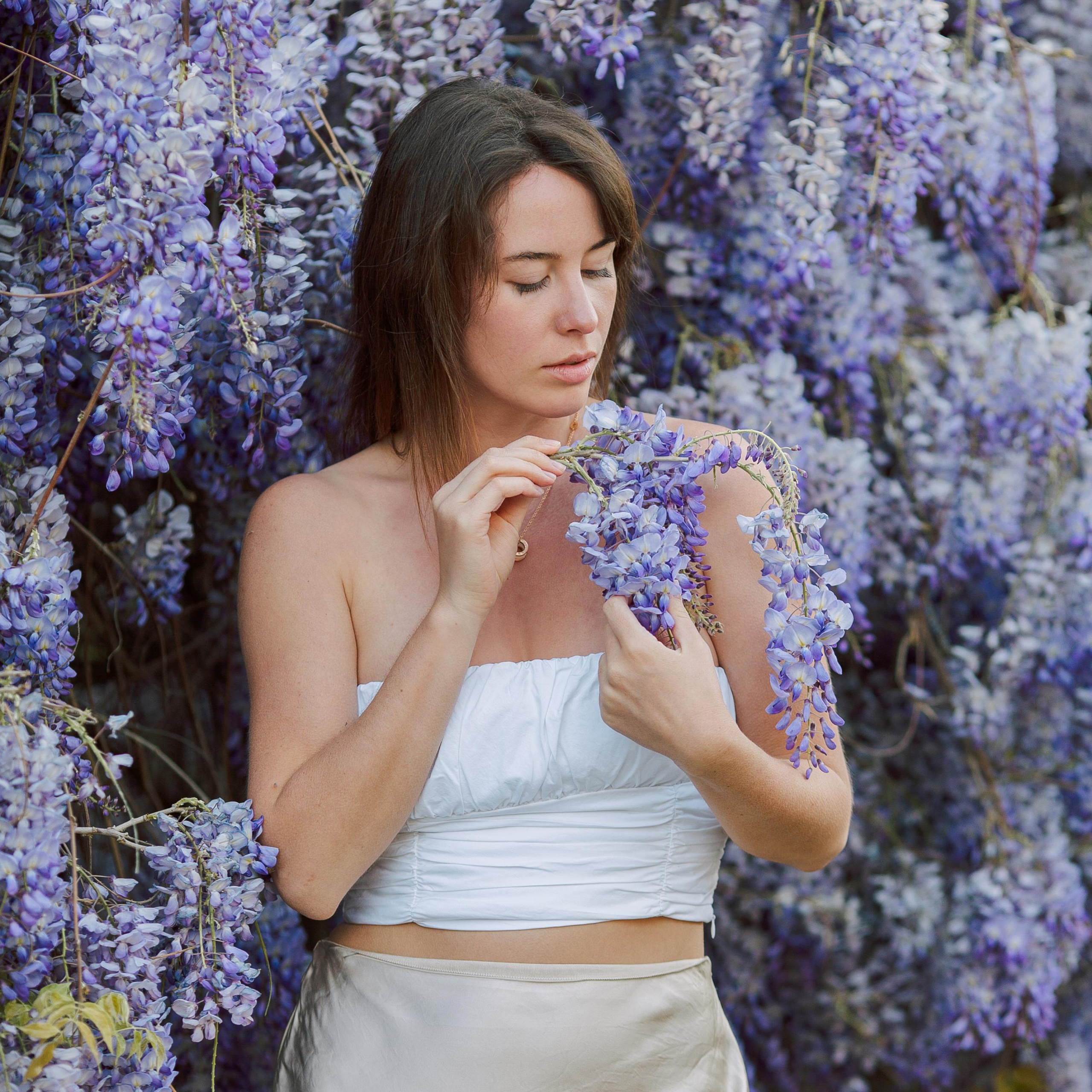 Photo shoot with wisteria. Alsu Develi, Photographer in Turkey, Alanya, Side, Belek, Antalya, Kemer, Turkiye. Photoshooting in Alanya. Photosession in Belek, Side