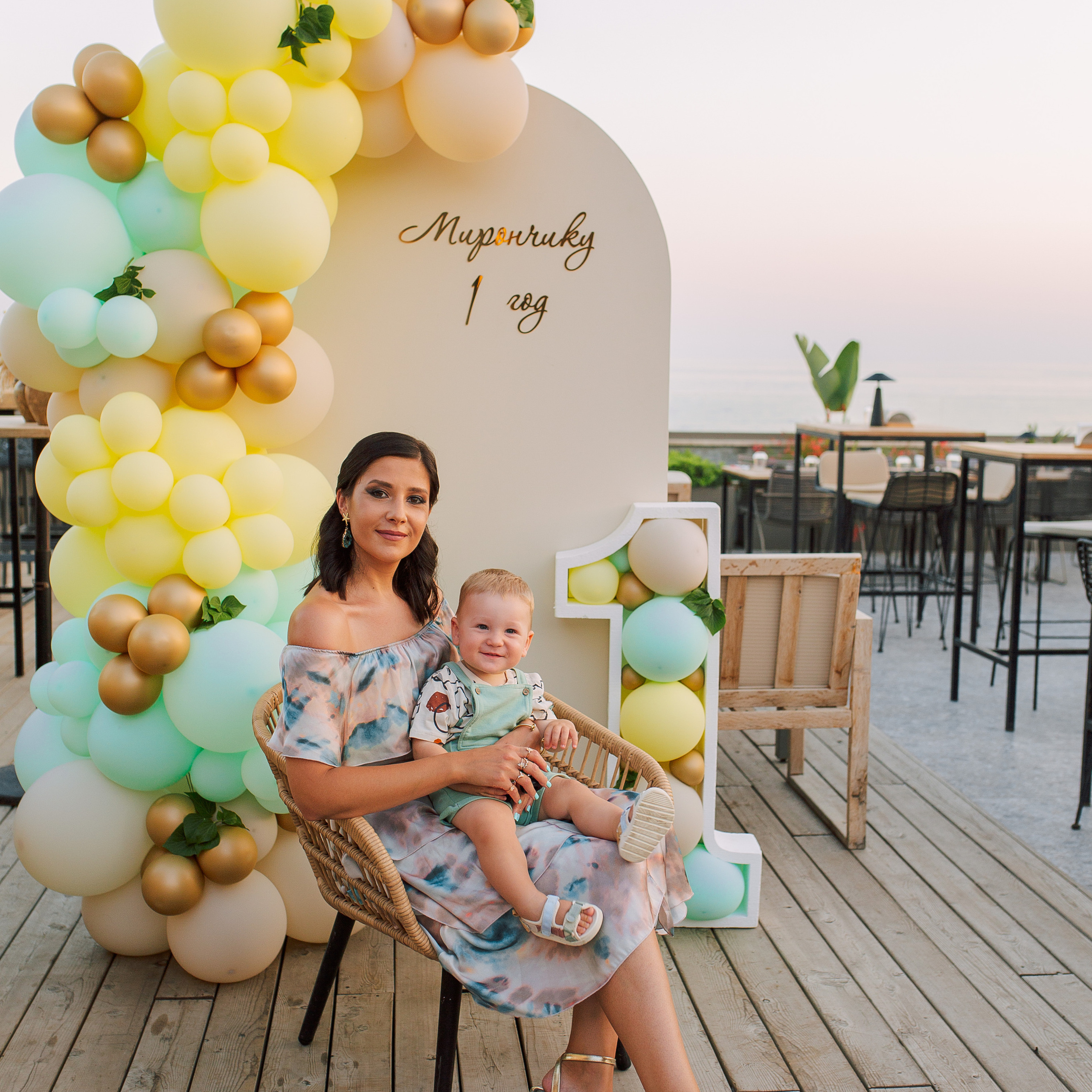 Birthday photosession in a cafe. Alsu Develi, Photographer in Turkey, Alanya, Side, Belek, Antalya, Kemer, Turkiye. Photoshooting in Alanya. Photosession in Belek, Side