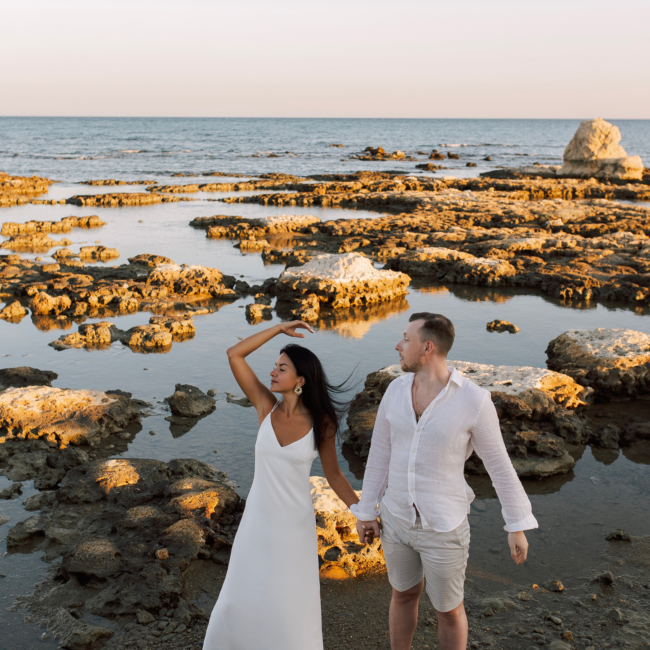 Sunset. Love Story on the beach in Side at sunset. Alsu Develi, Photographer in Turkey, Alanya, Side, Belek, Antalya, Kemer, Turkiye. Photoshooting in Alanya. Photosession in Belek, Side