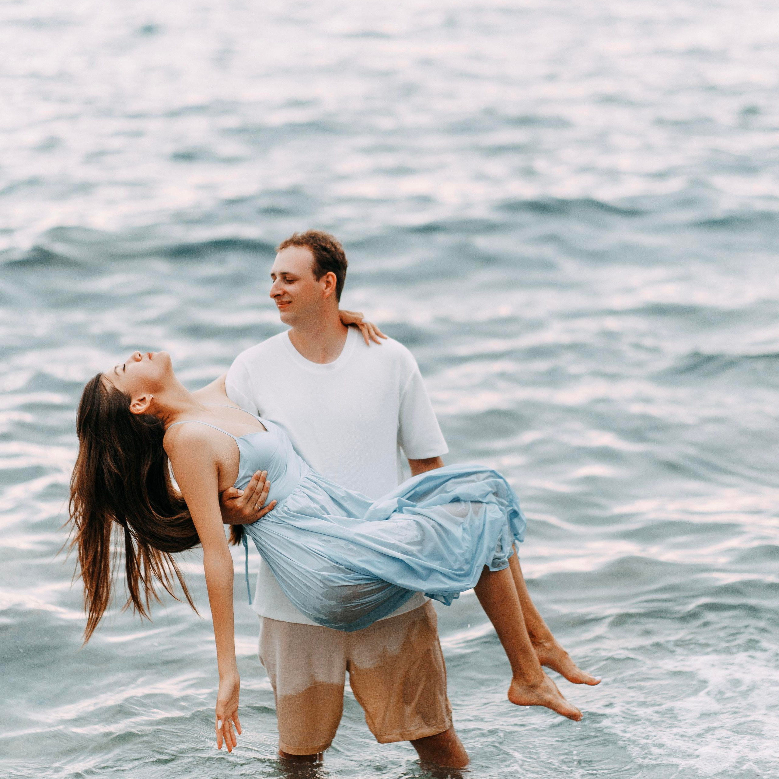 Sunset. Photo session of a love story on the beach at sunset. Alsu Develi, Photographer in Turkey, Alanya, Side, Belek, Antalya, Kemer, Turkiye. Photoshooting in Alanya. Photosession in Belek, Side
