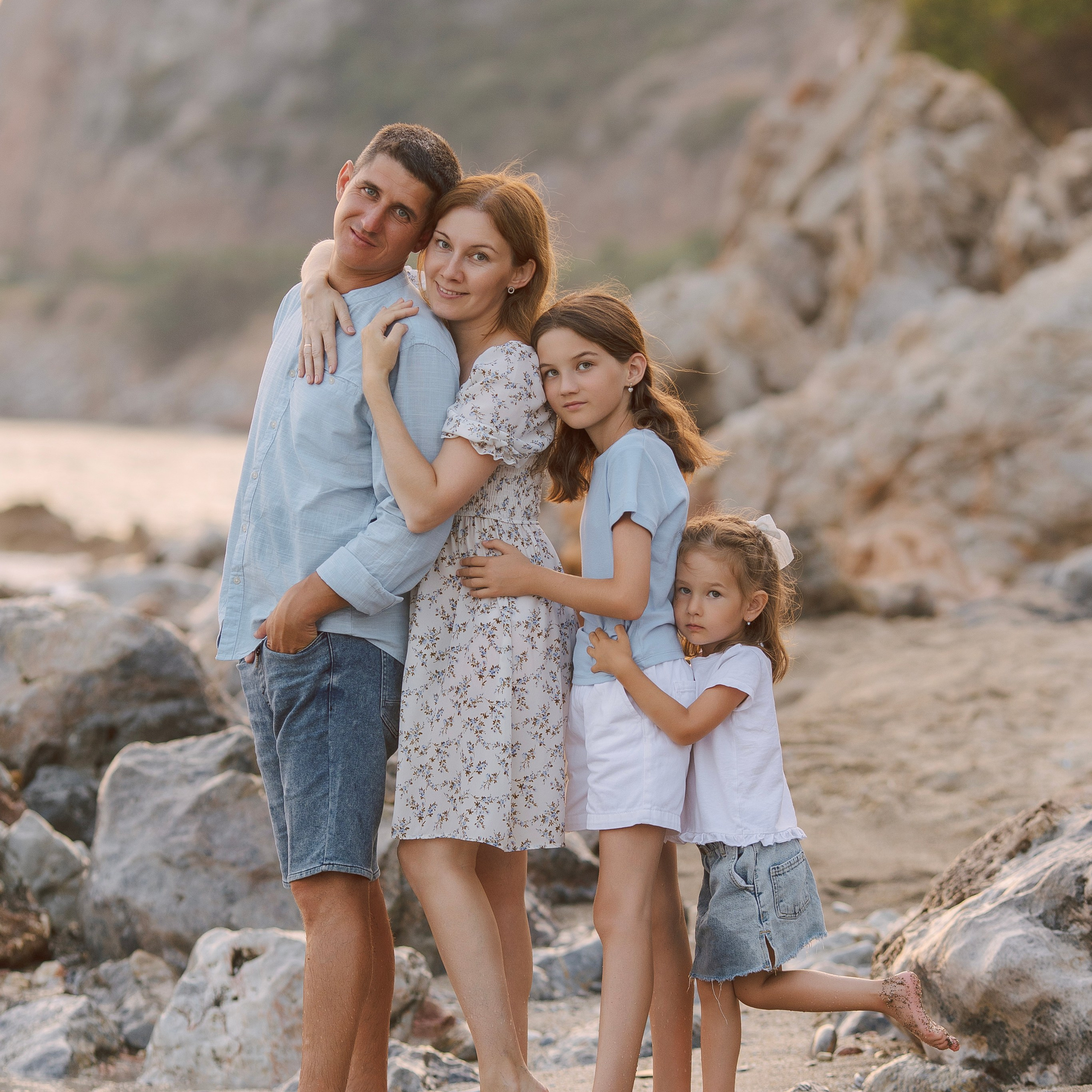 Семейная фотосессия на пляже Клеопатры в закатное время. Алсу Девели. Фотограф в Алании в Турции, Аланья, Сиде, Белек, Анталия, Кемер, Конаклы, Окурджалар. Фотосъемки в Алании. Фотосессия в Алания