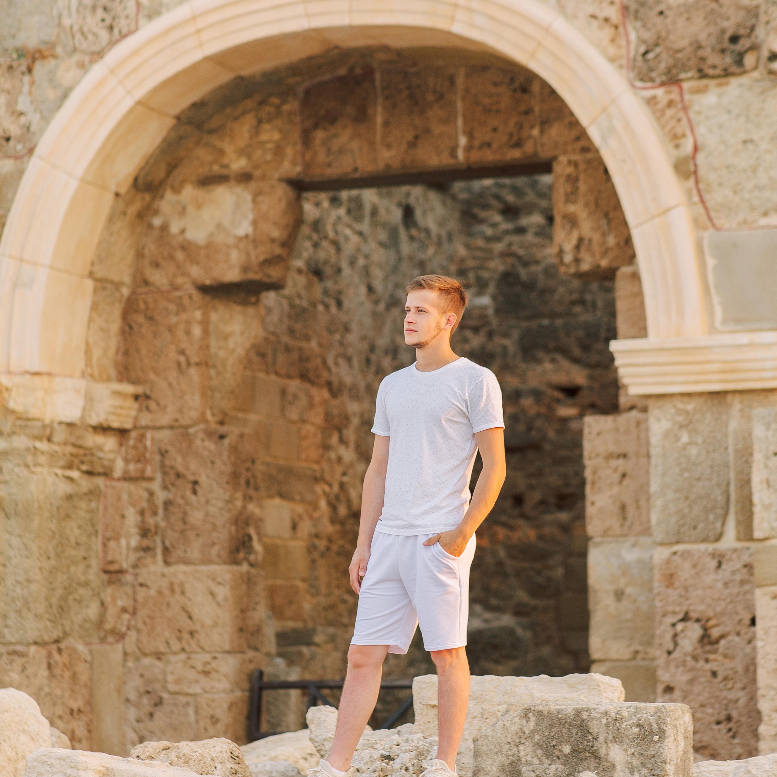 Couple photo shoot in the ancient city of Side at sunrise. Alsu Develi, Photographer in Turkey, Alanya, Side, Belek, Antalya, Kemer, Turkiye. Photoshooting in Alanya. Photosession in Belek, Side