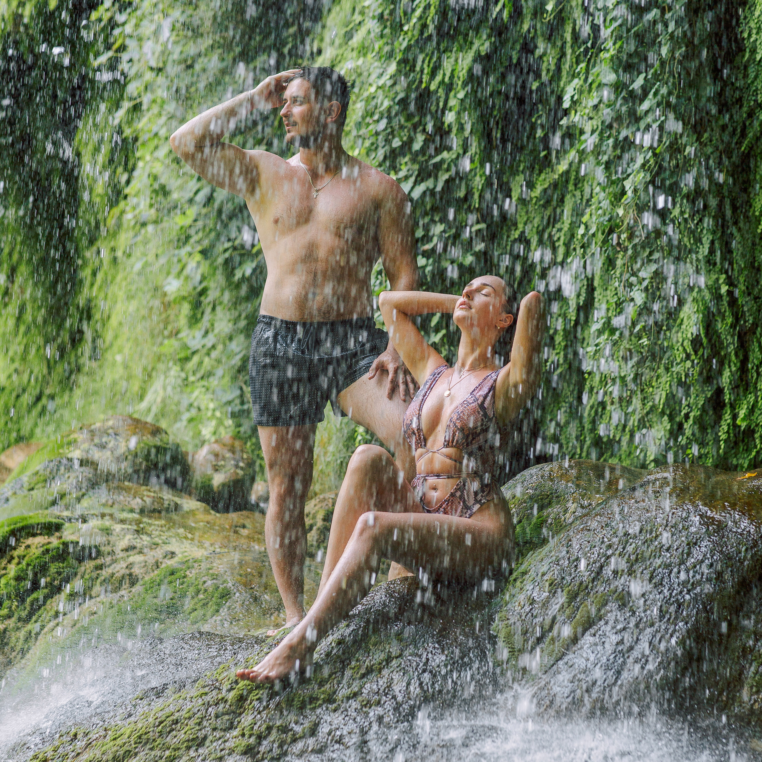 Love story at the waterfall. Alsu Develi, Photographer in Turkey, Alanya, Side, Belek, Antalya, Kemer, Turkiye. Photoshooting in Alanya. Photosession in Belek, Side