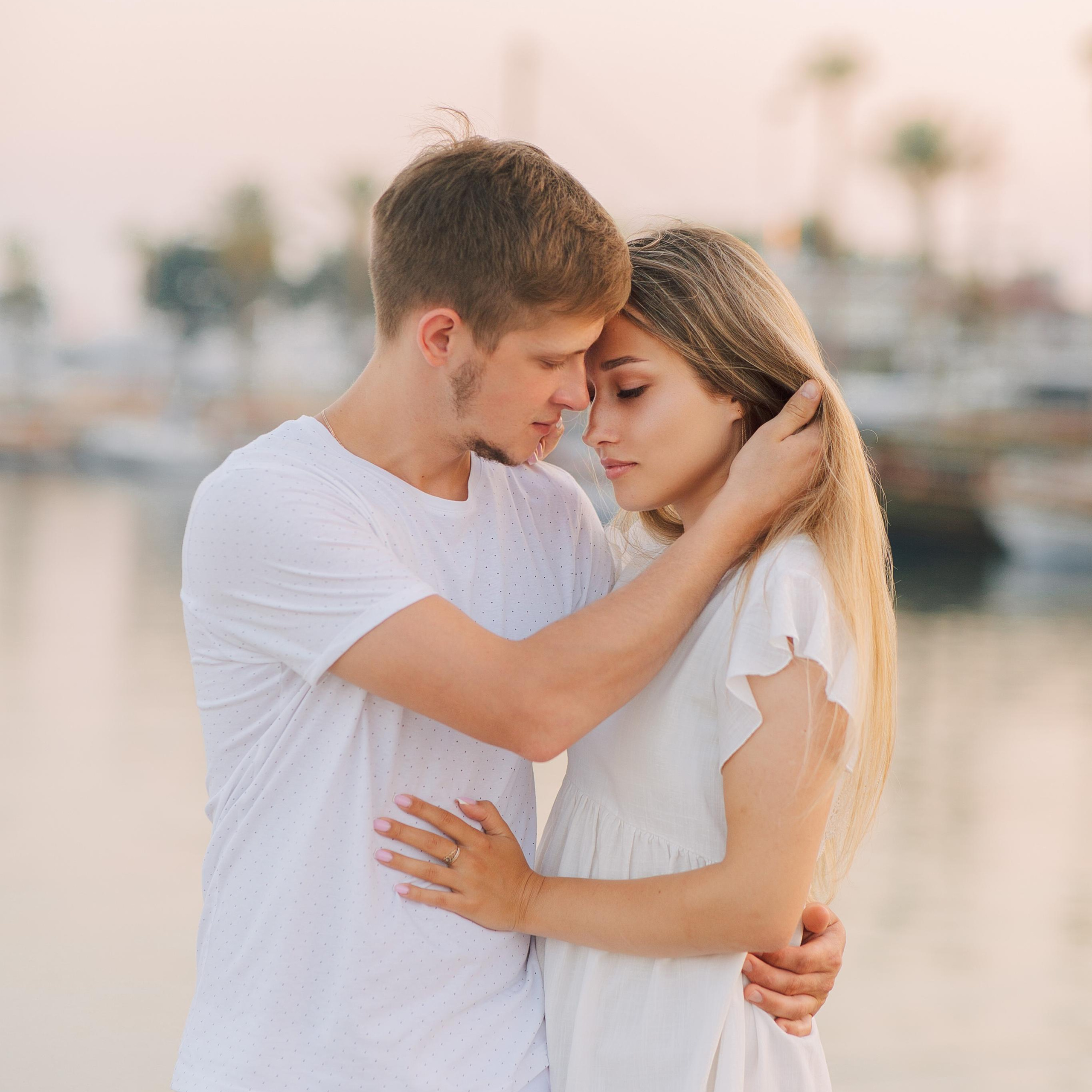 Couple photo shoot in the ancient city of Side at sunrise. Alsu Develi, Photographer in Turkey, Alanya, Side, Belek, Antalya, Kemer, Turkiye. Photoshooting in Alanya. Photosession in Belek, Side