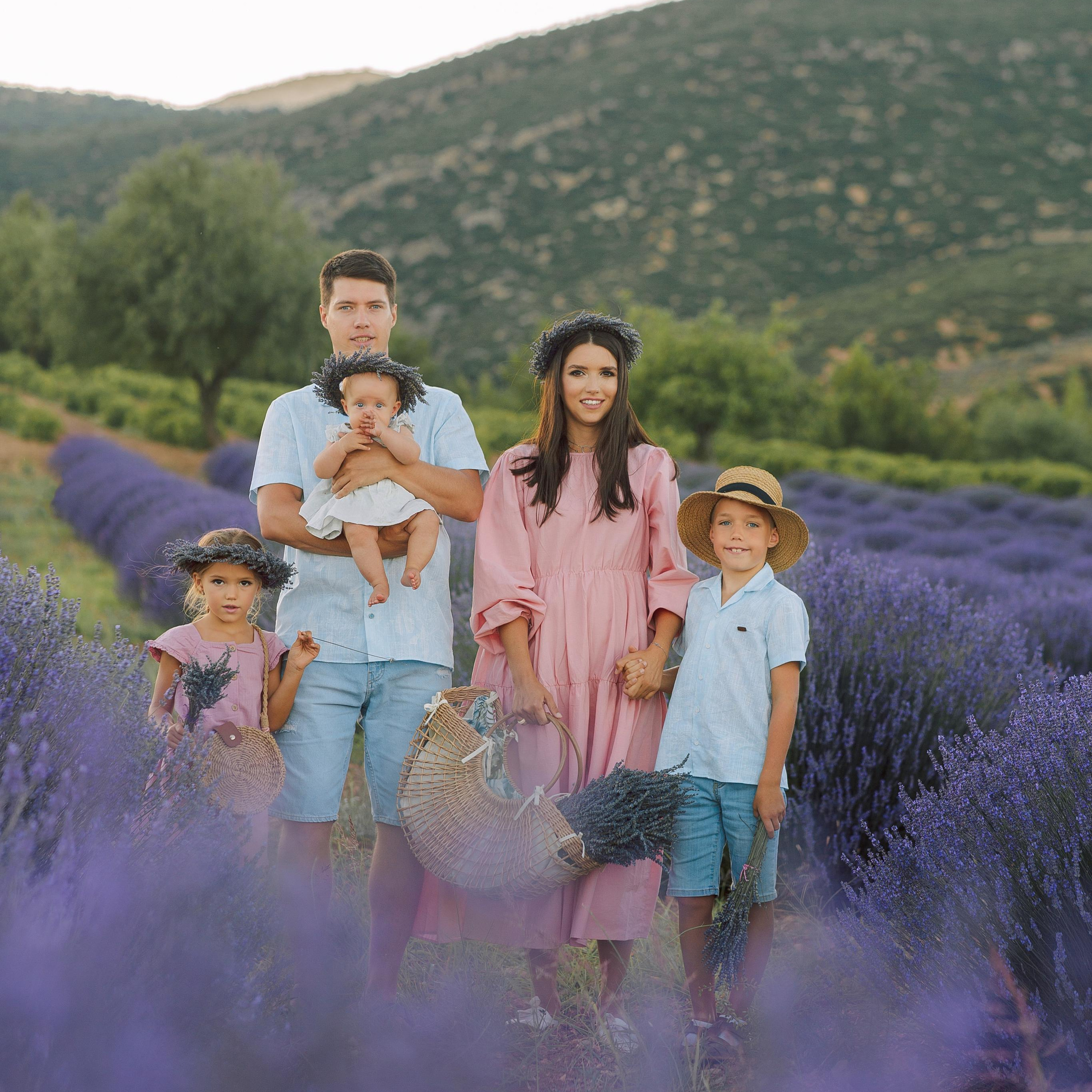 Семейная фотосессия на лавандовых полях. Алсу Девели. Фотограф в Алании в Турции, Аланья, Сиде, Белек, Анталия, Кемер, Конаклы, Окурджалар. Фотосъемки в Алании. Фотосессия в Алания