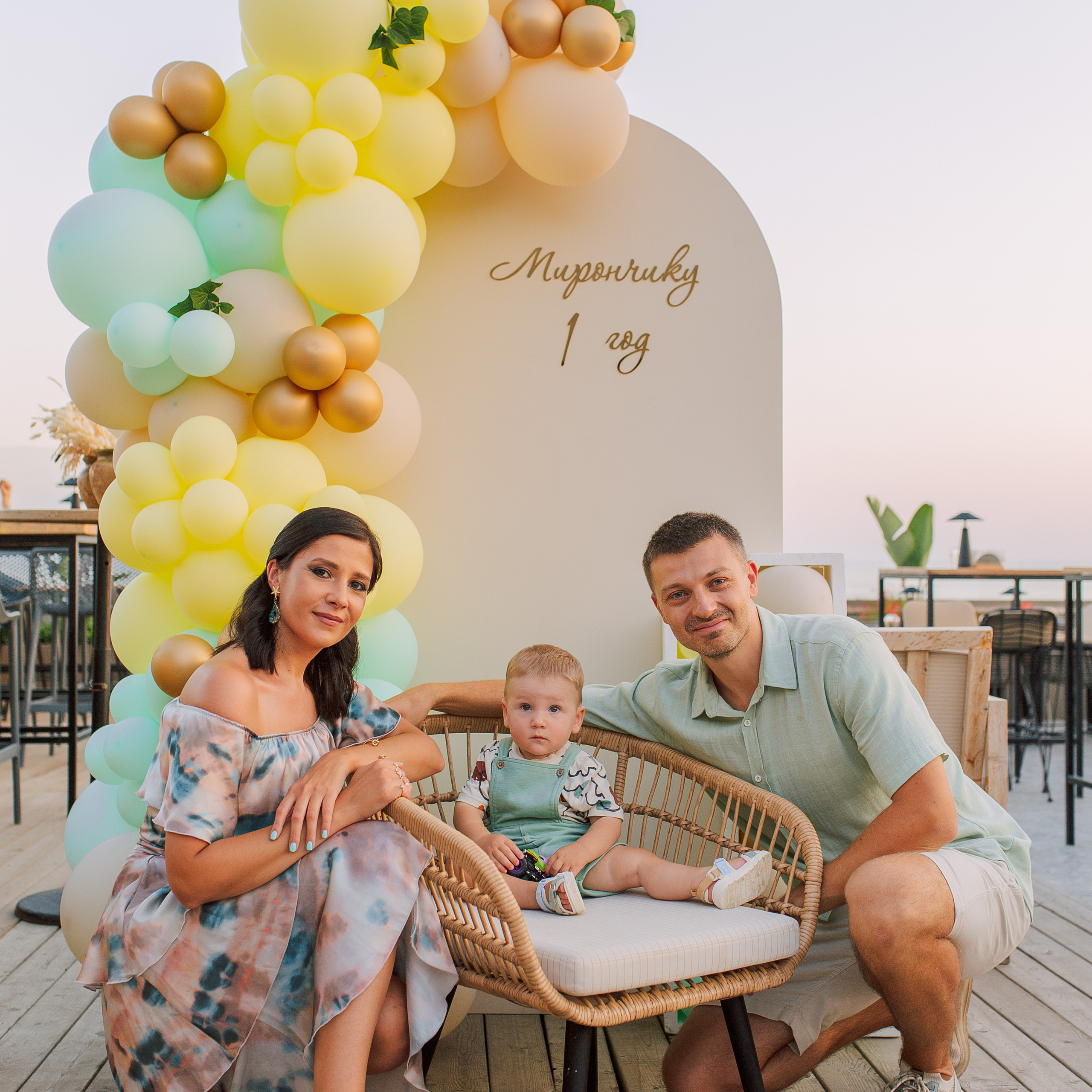 Birthday photosession in a cafe. Alsu Develi, Photographer in Turkey, Alanya, Side, Belek, Antalya, Kemer, Turkiye. Photoshooting in Alanya. Photosession in Belek, Side