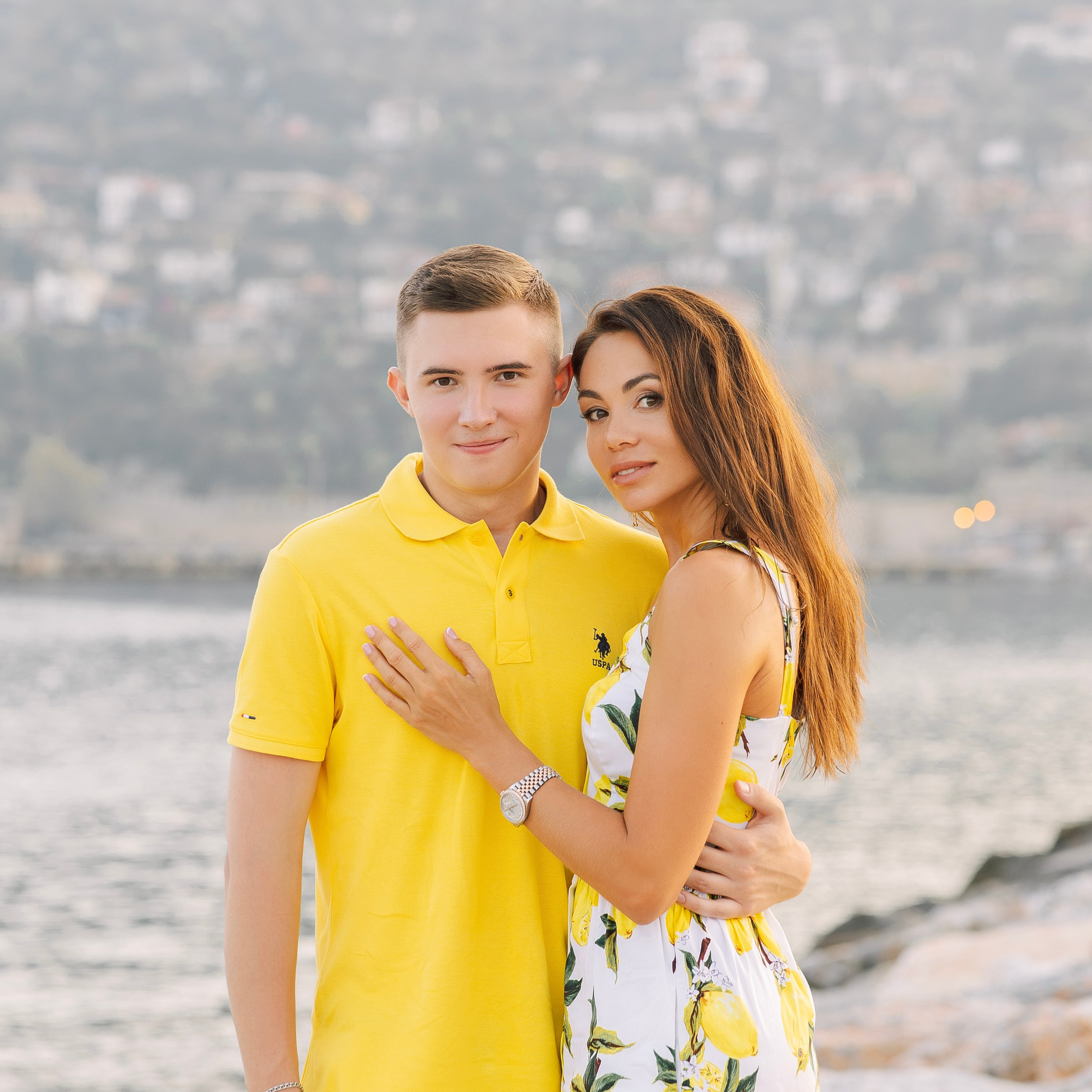 Фотосессия для большой и нарядной семьи в порту Аланьи. Алсу Девели. Фотограф в Алании в Турции, Аланья, Сиде, Белек, Анталия, Кемер, Конаклы, Окурджалар. Фотосъемки в Алании. Фотосессия в Алания