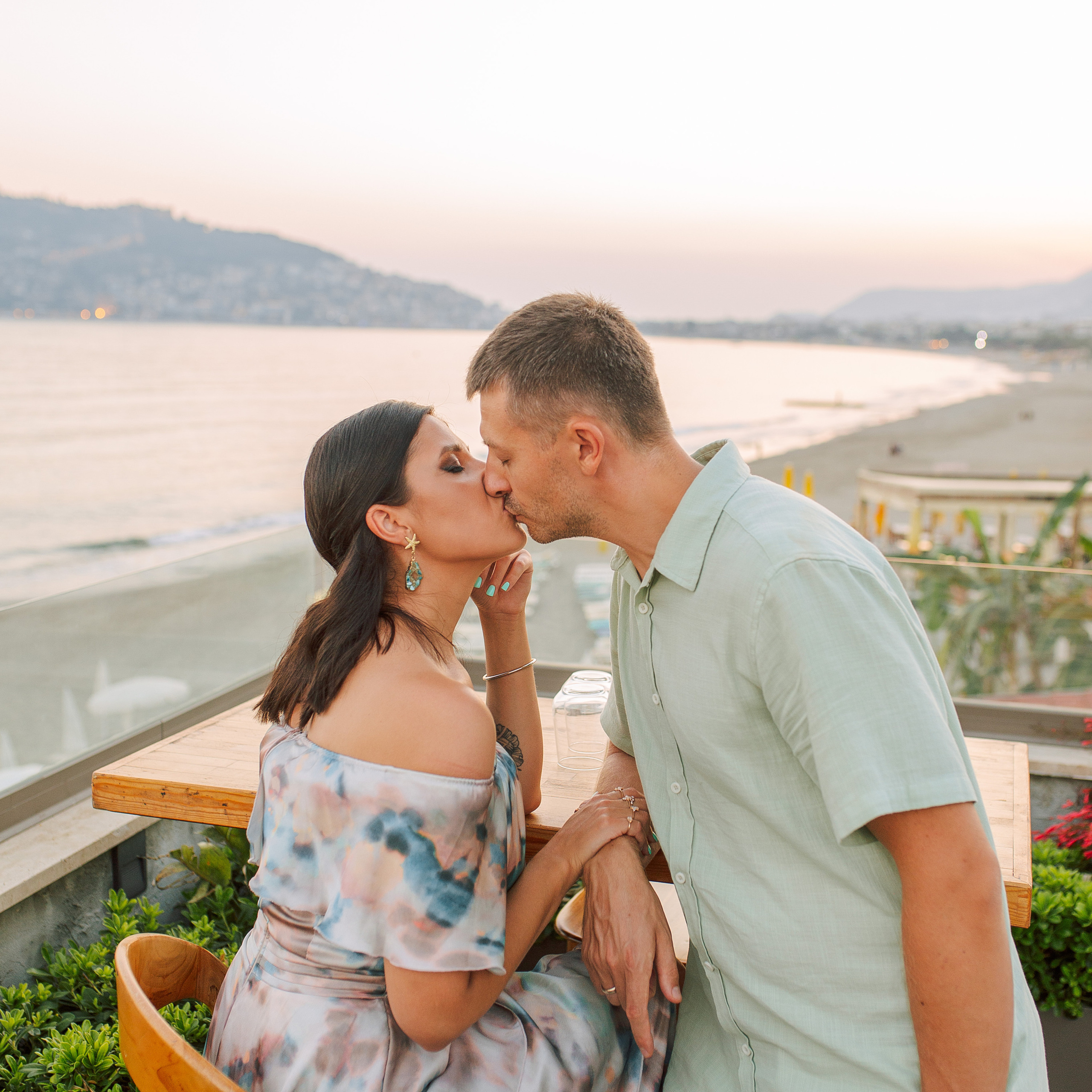 Birthday photosession in a cafe. Alsu Develi, Photographer in Turkey, Alanya, Side, Belek, Antalya, Kemer, Turkiye. Photoshooting in Alanya. Photosession in Belek, Side