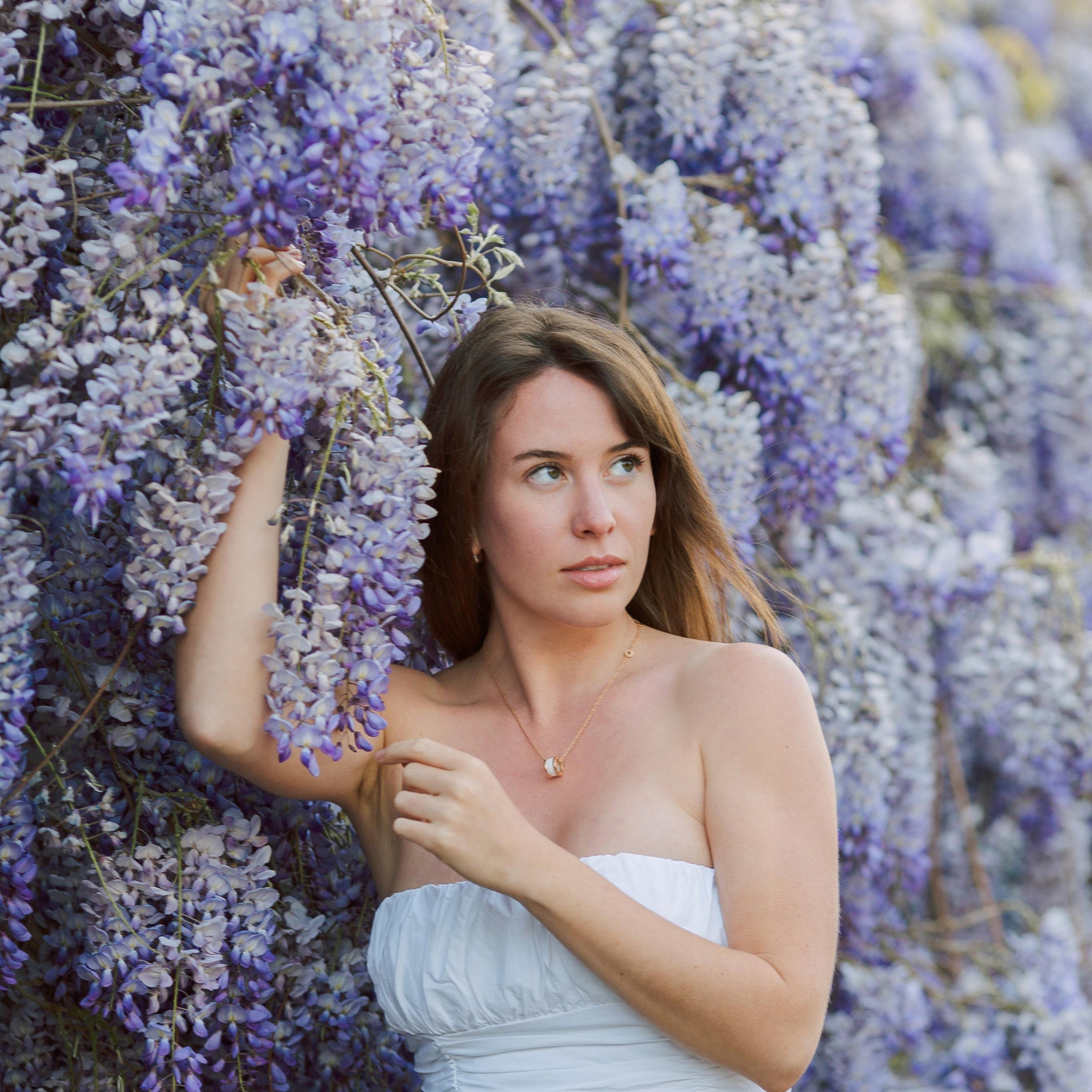 Photo shoot with wisteria. Alsu Develi, Photographer in Turkey, Alanya, Side, Belek, Antalya, Kemer, Turkiye. Photoshooting in Alanya. Photosession in Belek, Side