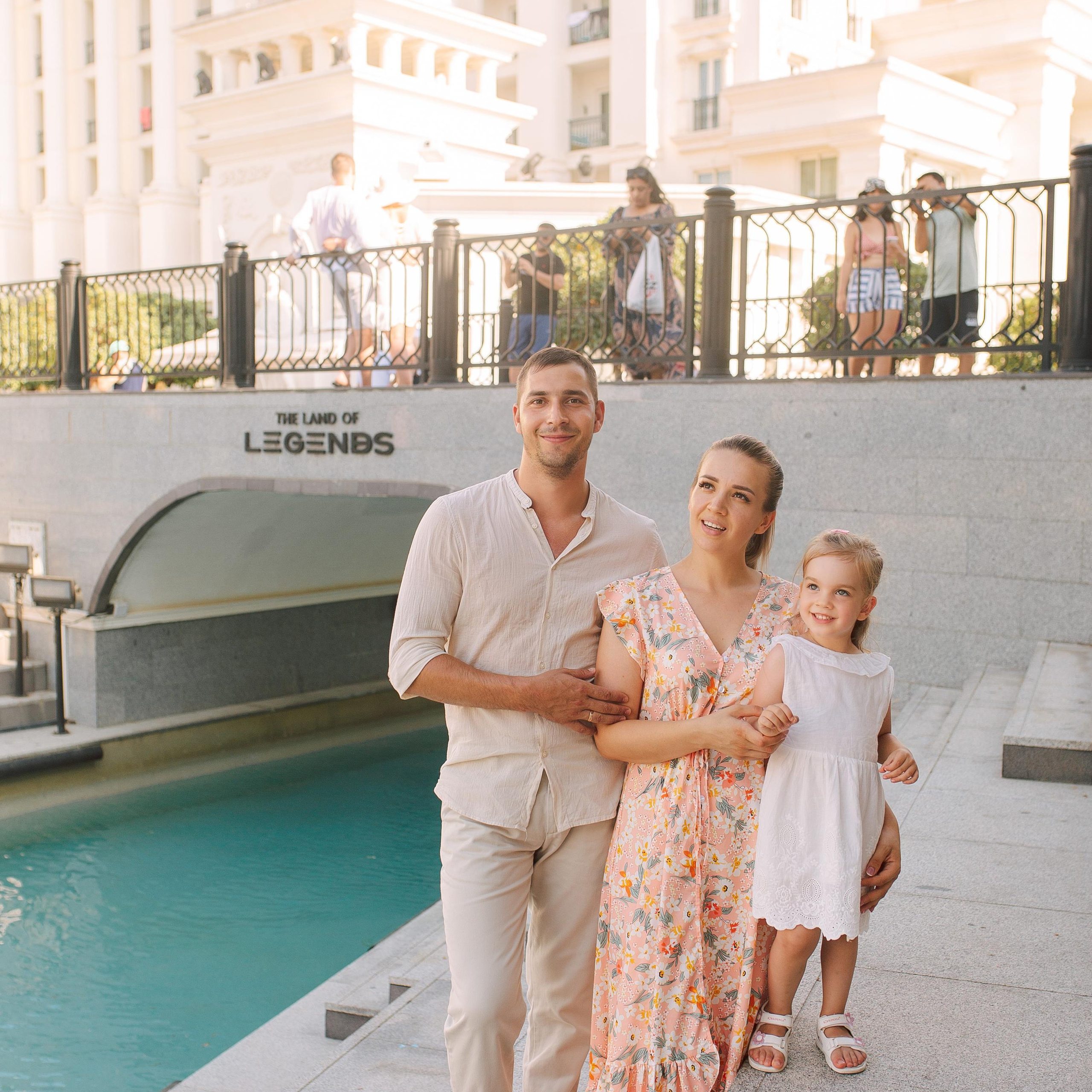 Family photo session in the Land of Legends park. Alsu Develi, Photographer in Turkey, Alanya, Side, Belek, Antalya, Kemer, Turkiye. Photoshooting in Alanya. Photosession in Belek, Side