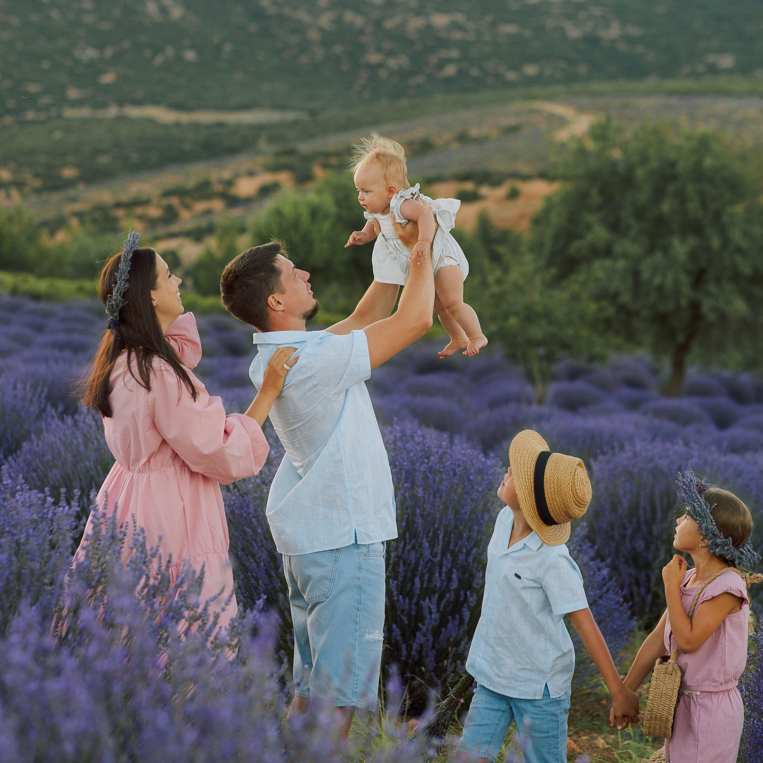 Семейная фотосессия на лавандовых полях. Алсу Девели. Фотограф в Алании в Турции, Аланья, Сиде, Белек, Анталия, Кемер, Конаклы, Окурджалар. Фотосъемки в Алании. Фотосессия в Алания