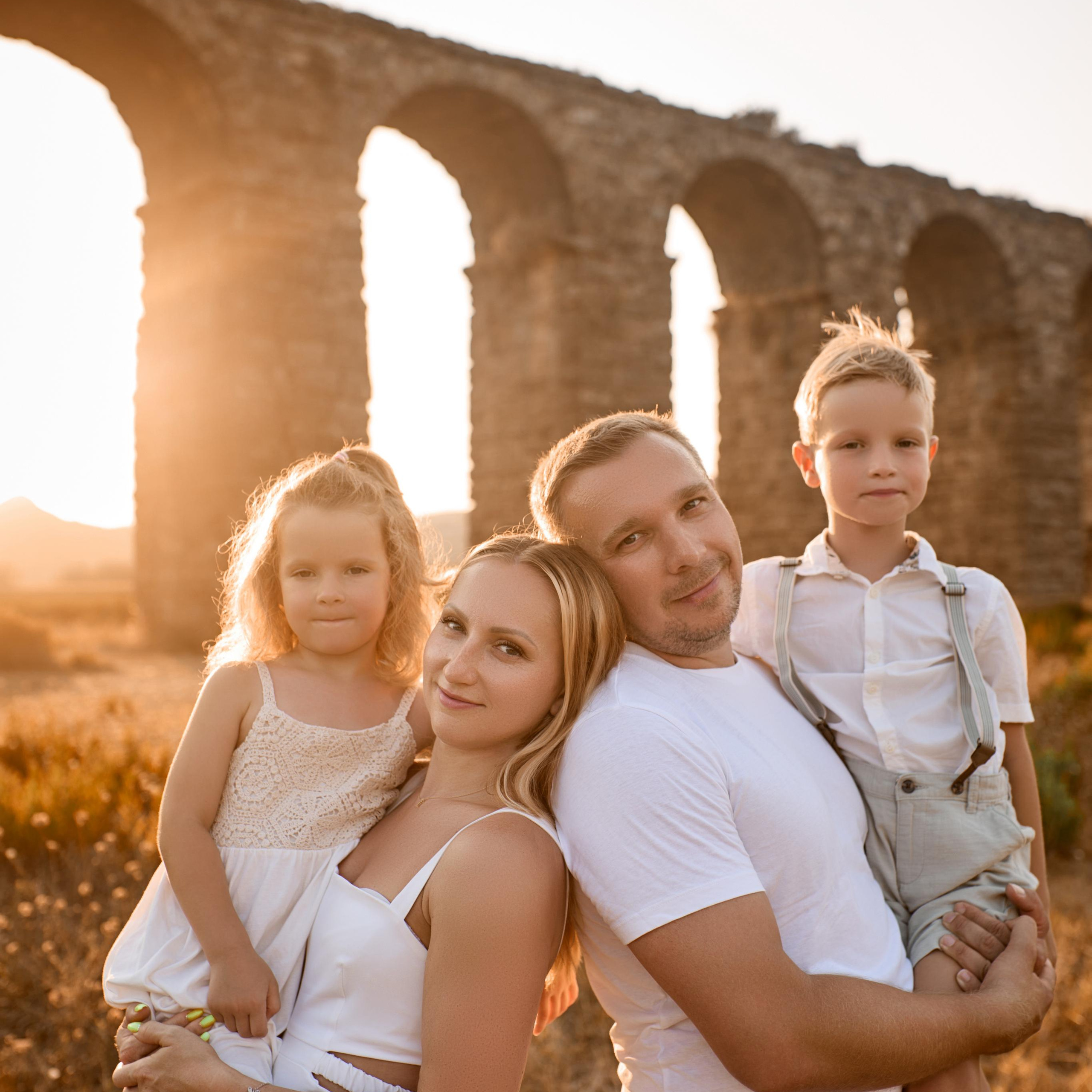 3. Sunset. Family photo session at the Aspendos aqueducts. Alsu Develi, Photographer in Turkey, Alanya, Side, Belek, Antalya, Kemer, Turkiye. Photoshooting in Alanya. Photosession in Belek, Side
