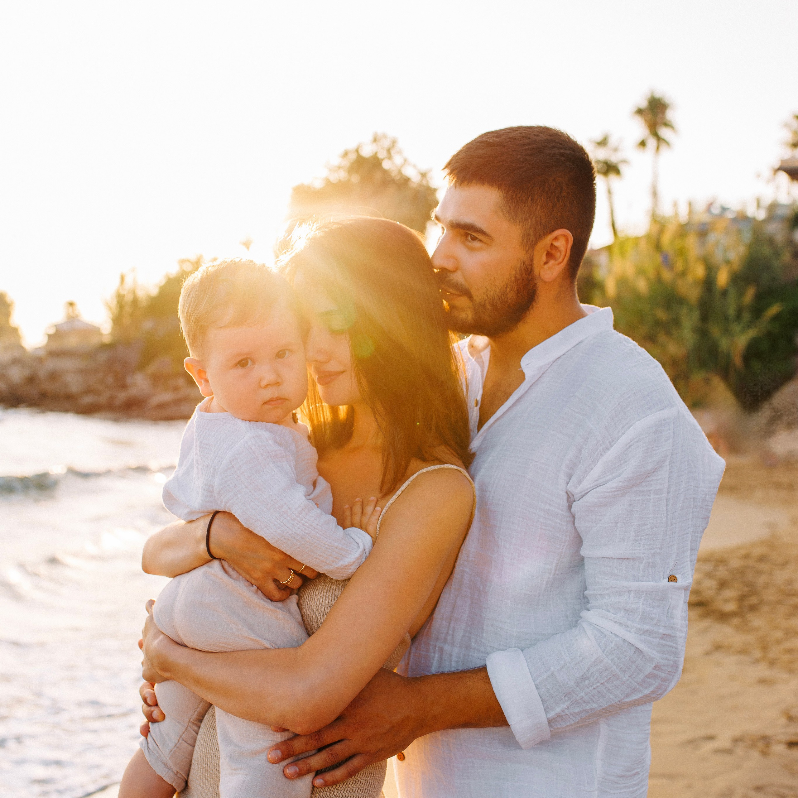 Family photo session at&nbsp;sunset on&nbsp;the beach