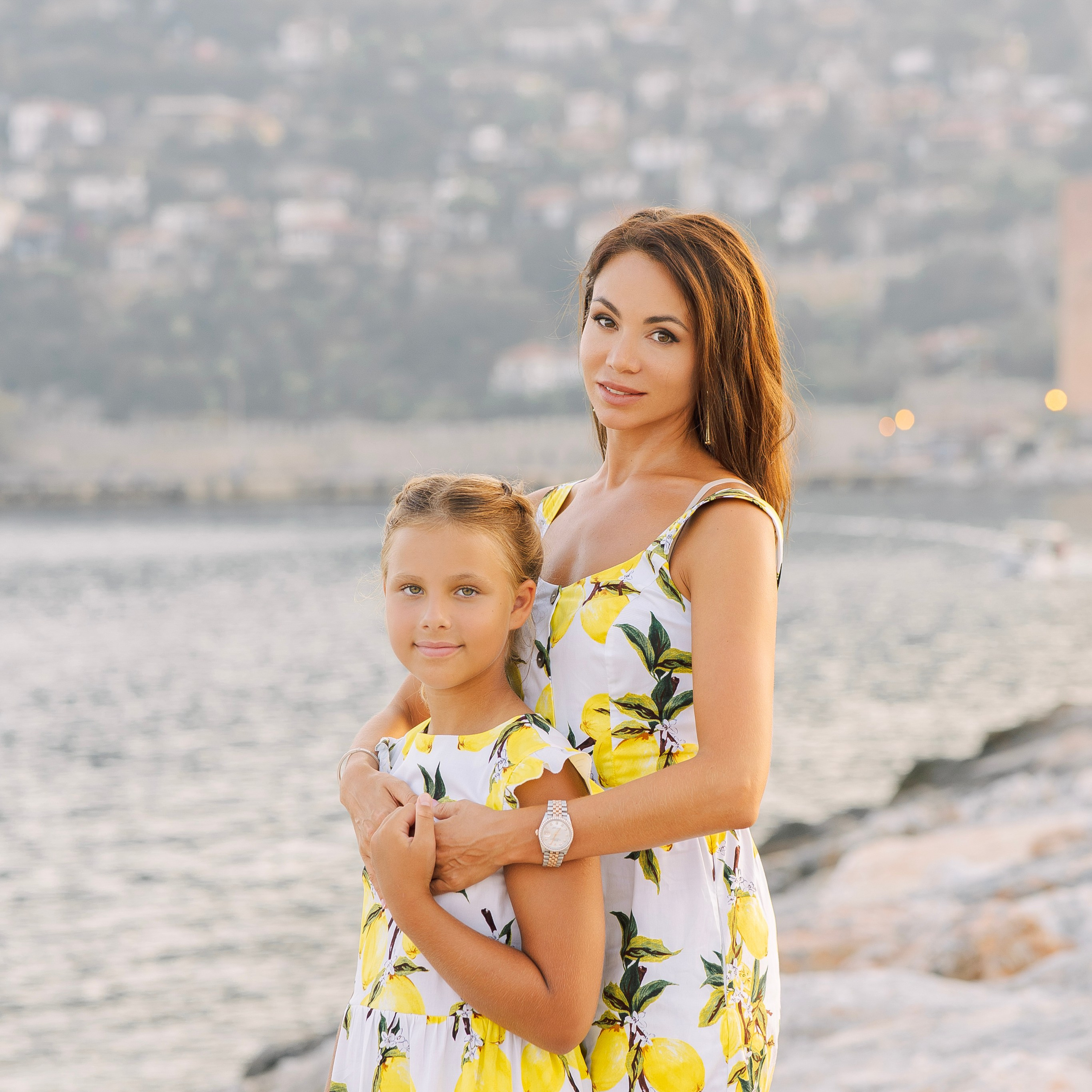 Фотосессия для большой и нарядной семьи в порту Аланьи. Алсу Девели. Фотограф в Алании в Турции, Аланья, Сиде, Белек, Анталия, Кемер, Конаклы, Окурджалар. Фотосъемки в Алании. Фотосессия в Алания