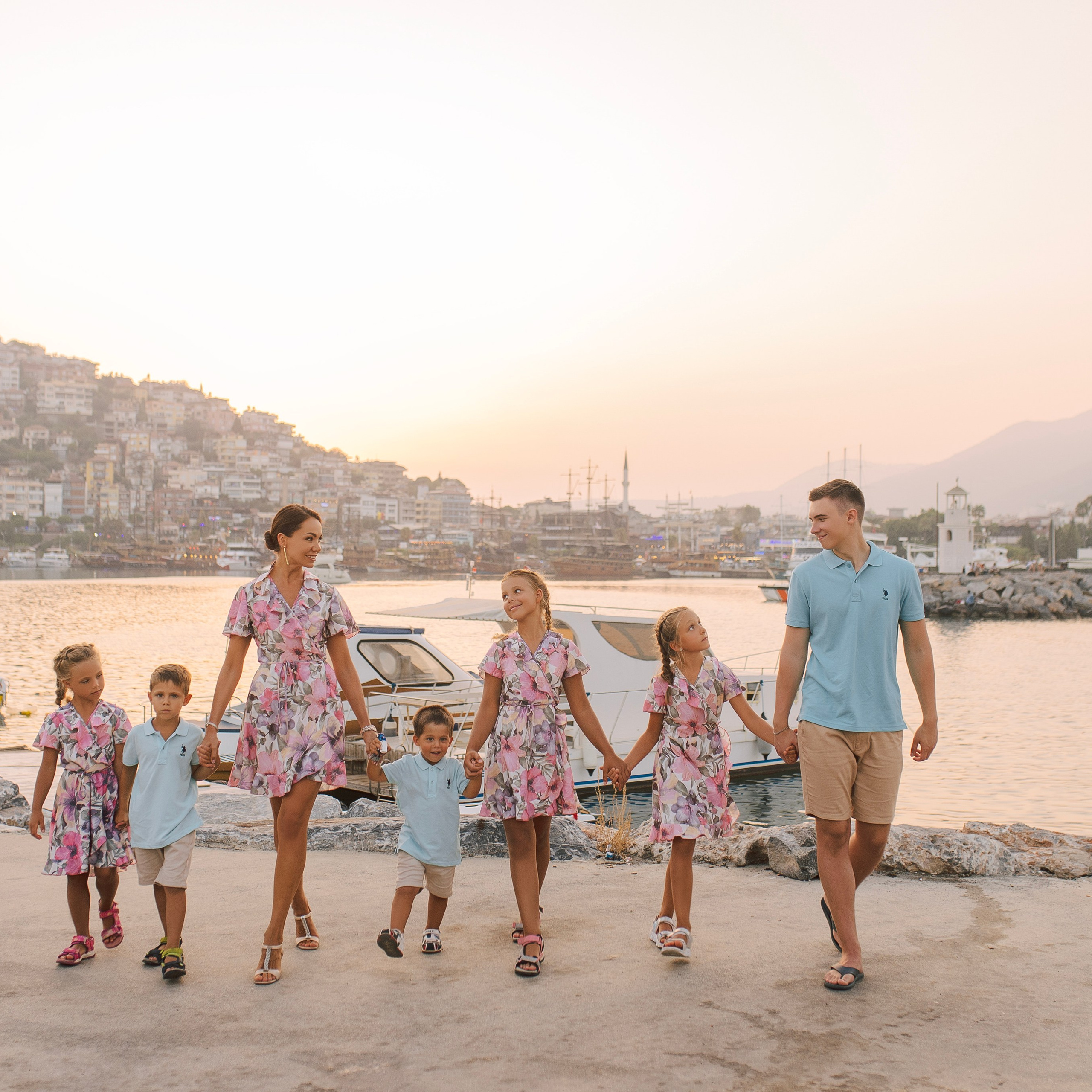Фотосессия для большой и нарядной семьи в порту Аланьи. Алсу Девели. Фотограф в Алании в Турции, Аланья, Сиде, Белек, Анталия, Кемер, Конаклы, Окурджалар. Фотосъемки в Алании. Фотосессия в Алания