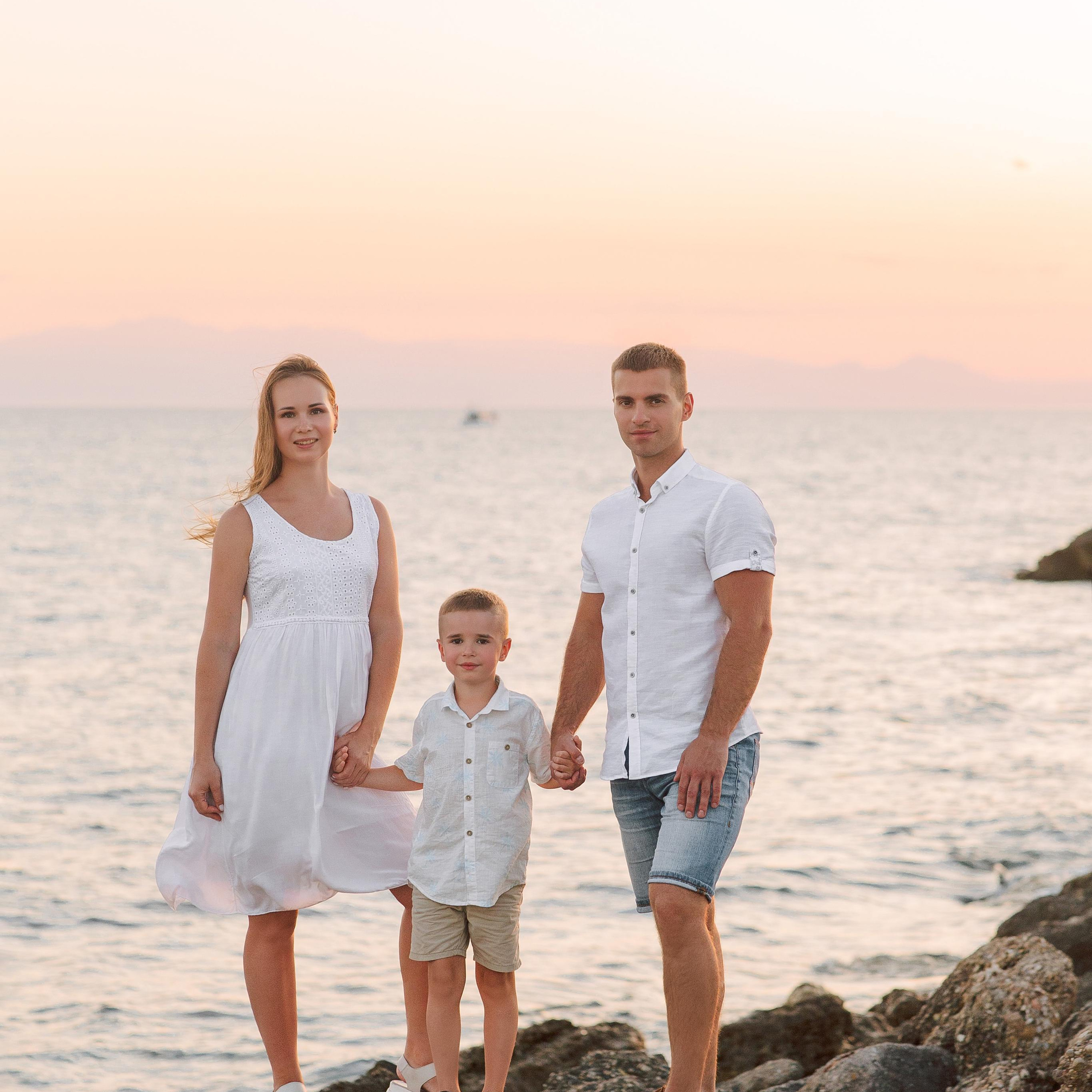 Family photoshooting in the ancient city of Side at sunset. Alsu Develi, Photographer in Turkey, Alanya, Side, Belek, Antalya, Kemer, Turkiye. Photoshooting in Alanya. Photosession in Belek, Side