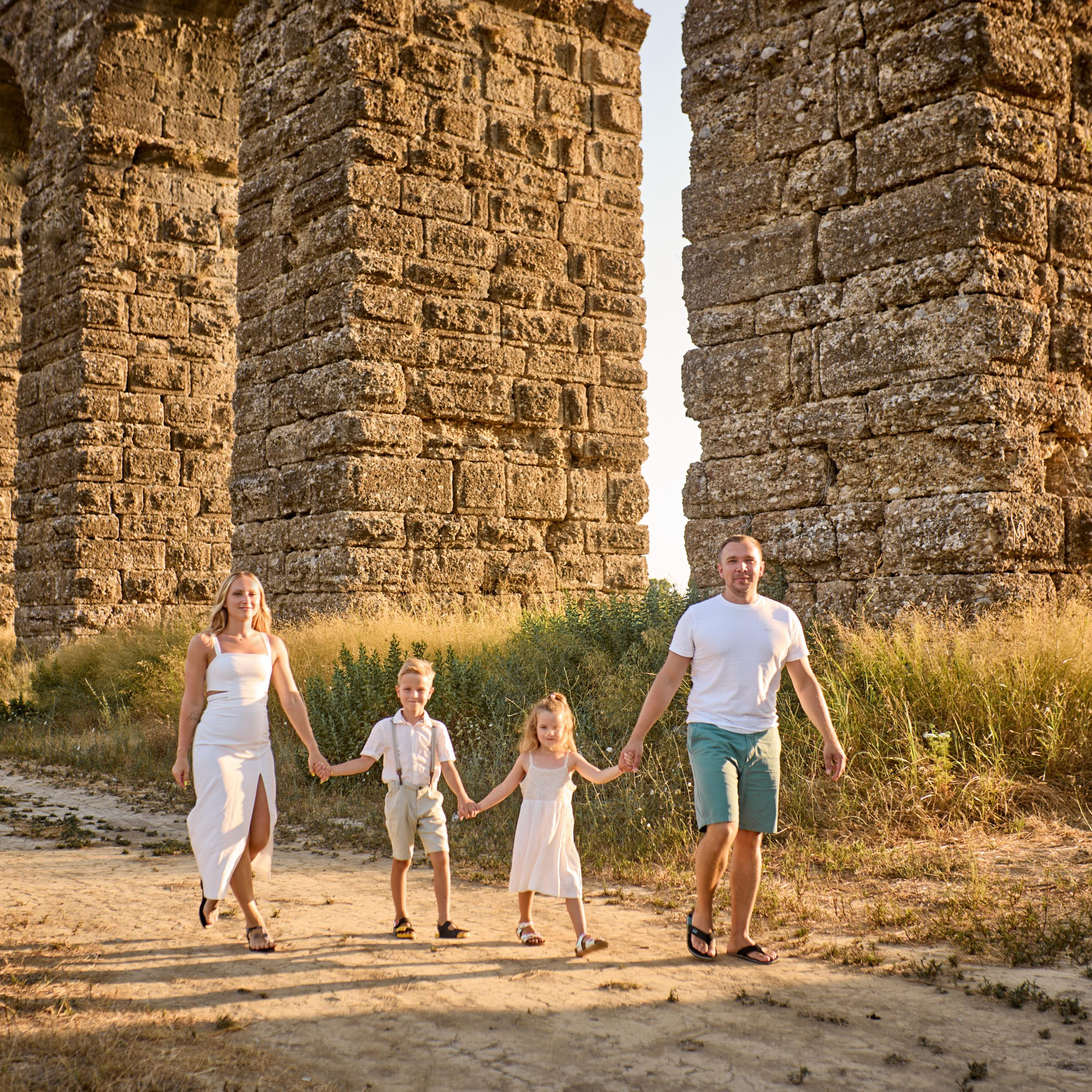 3. Sunset. Family photo session at the Aspendos aqueducts. Alsu Develi, Photographer in Turkey, Alanya, Side, Belek, Antalya, Kemer, Turkiye. Photoshooting in Alanya. Photosession in Belek, Side
