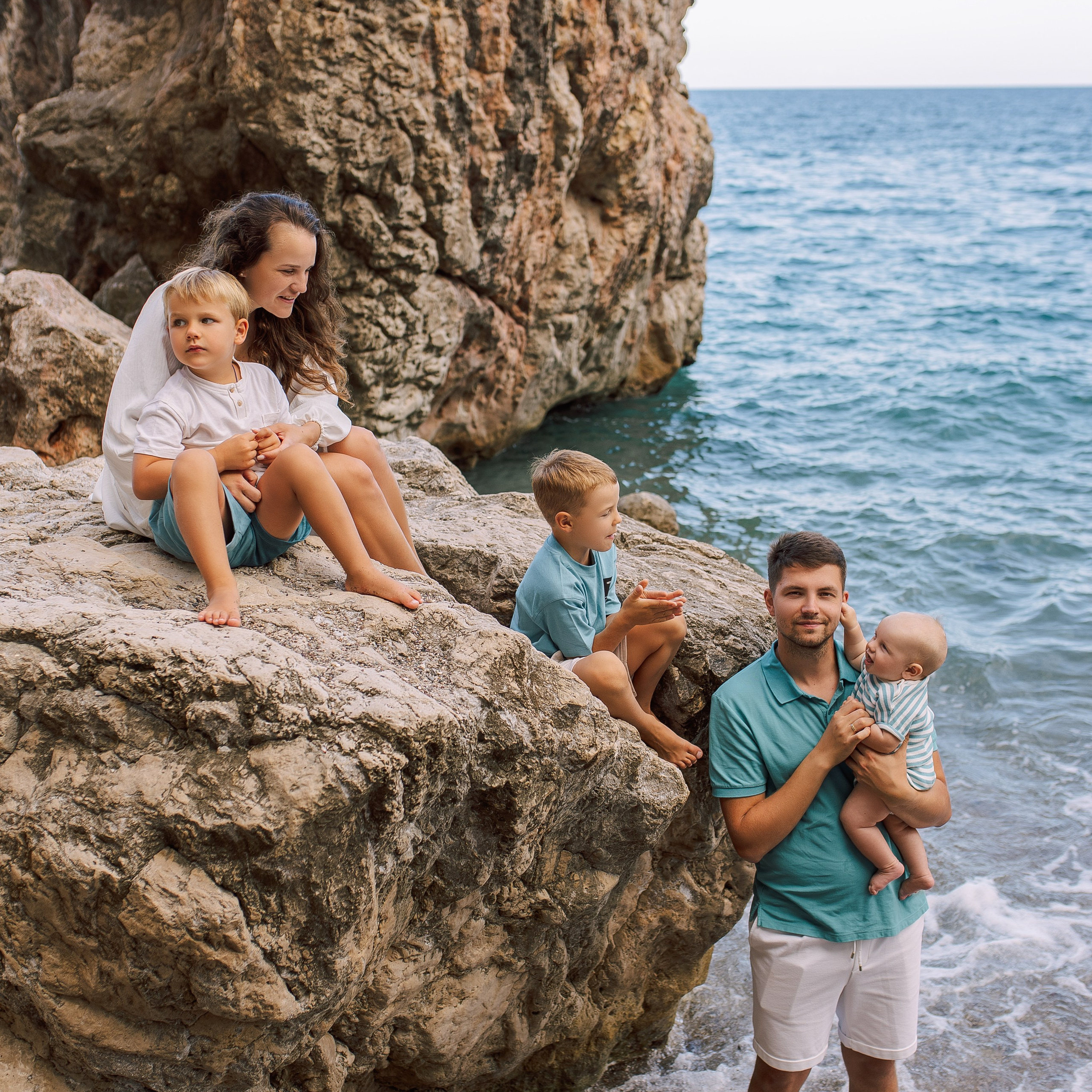Sunset. Family photo session in Kemer on the beach. Alsu Develi, Photographer in Turkey, Alanya, Side, Belek, Antalya, Kemer, Turkiye. Photoshooting in Alanya. Photosession in Belek, Side