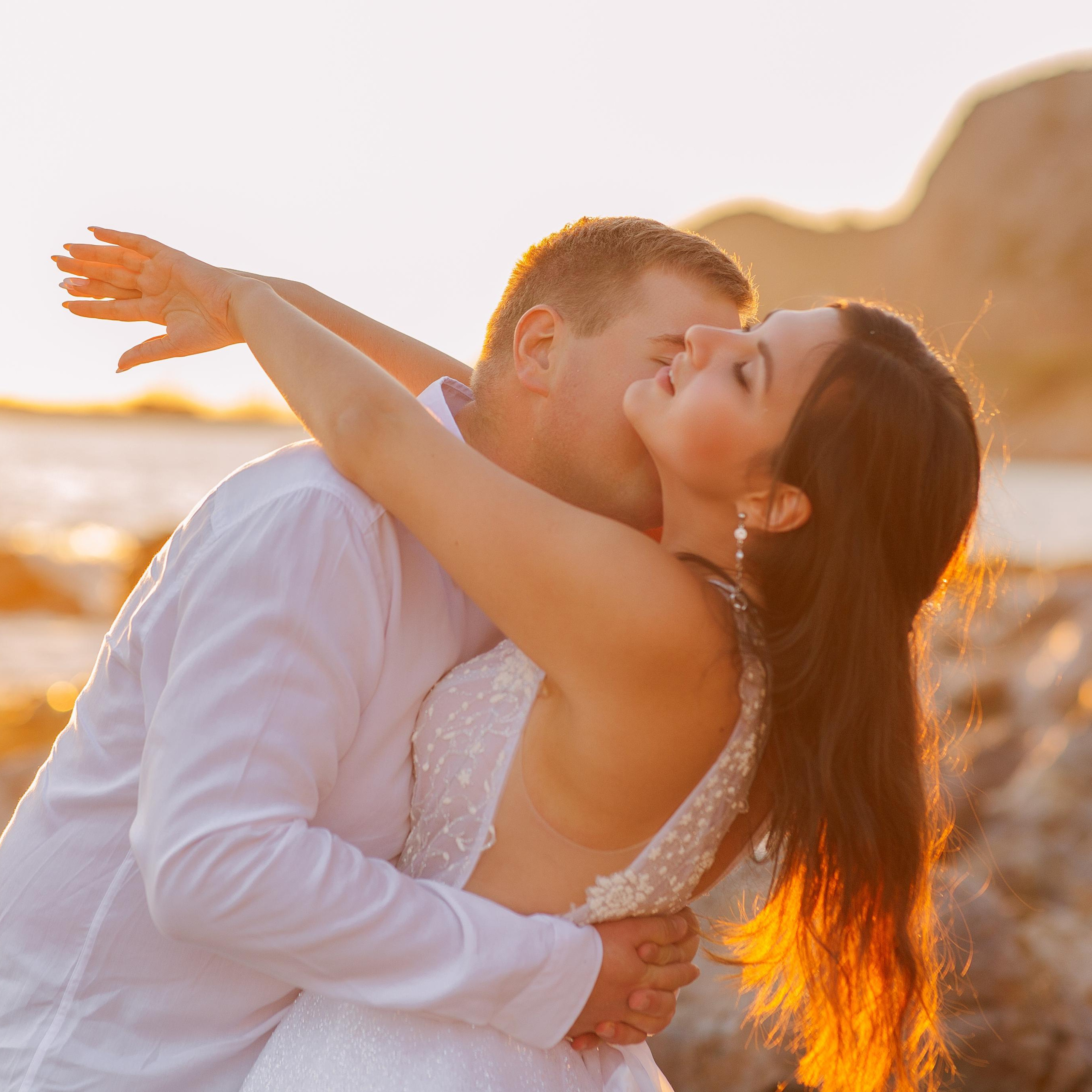 Photo session of newlyweds in Alanya at sunset on Cleopatra beach. Alsu Develi, Photographer in Turkey, Alanya, Side, Belek, Antalya, Kemer, Turkiye. Photoshooting in Alanya. Photosession in Belek, Side