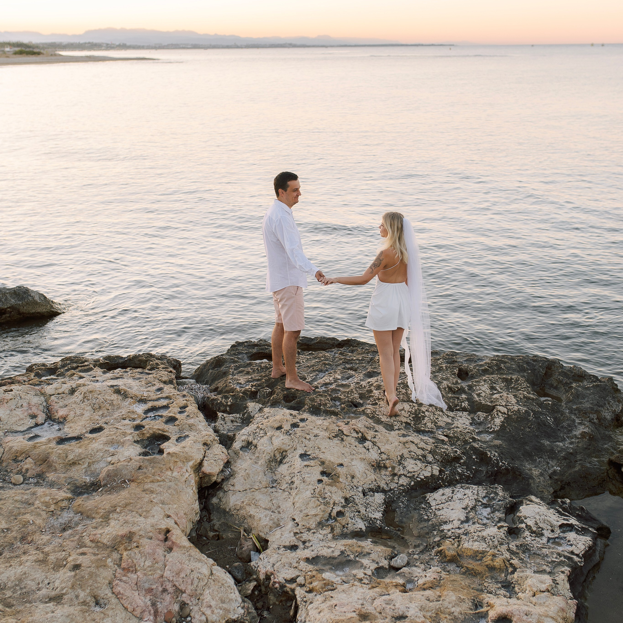 Закат. Love Story на пляже в Сиде на рассвете. Алсу Девели. Фотограф в Алании в Турции, Аланья, Сиде, Белек, Анталия, Кемер, Конаклы, Окурджалар. Фотосъемки в Алании. Фотосессия в Алания