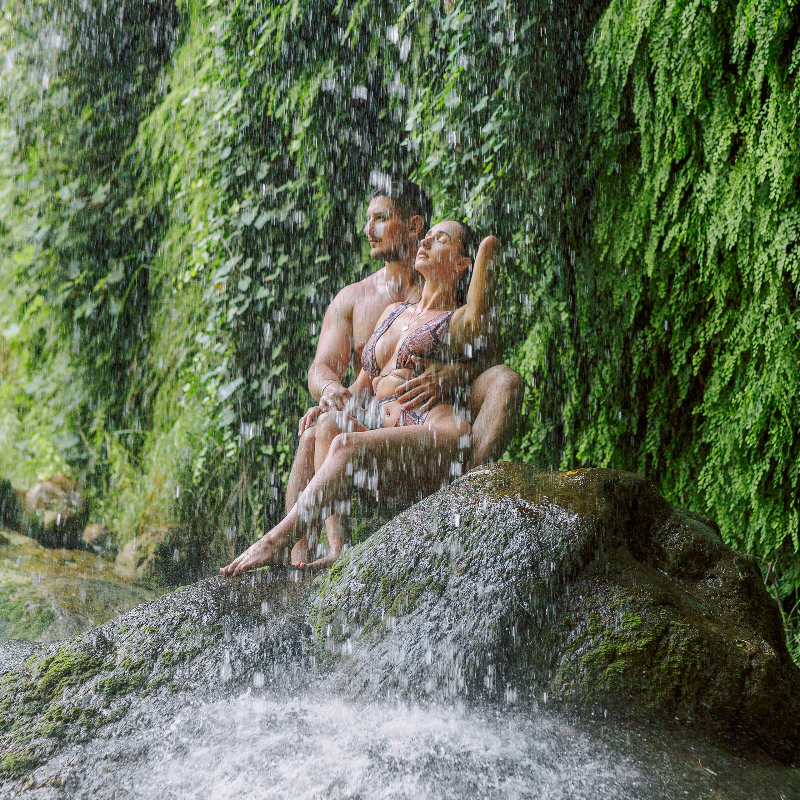 Love story at the waterfall. Alsu Develi, Photographer in Turkey, Alanya, Side, Belek, Antalya, Kemer, Turkiye. Photoshooting in Alanya. Photosession in Belek, Side