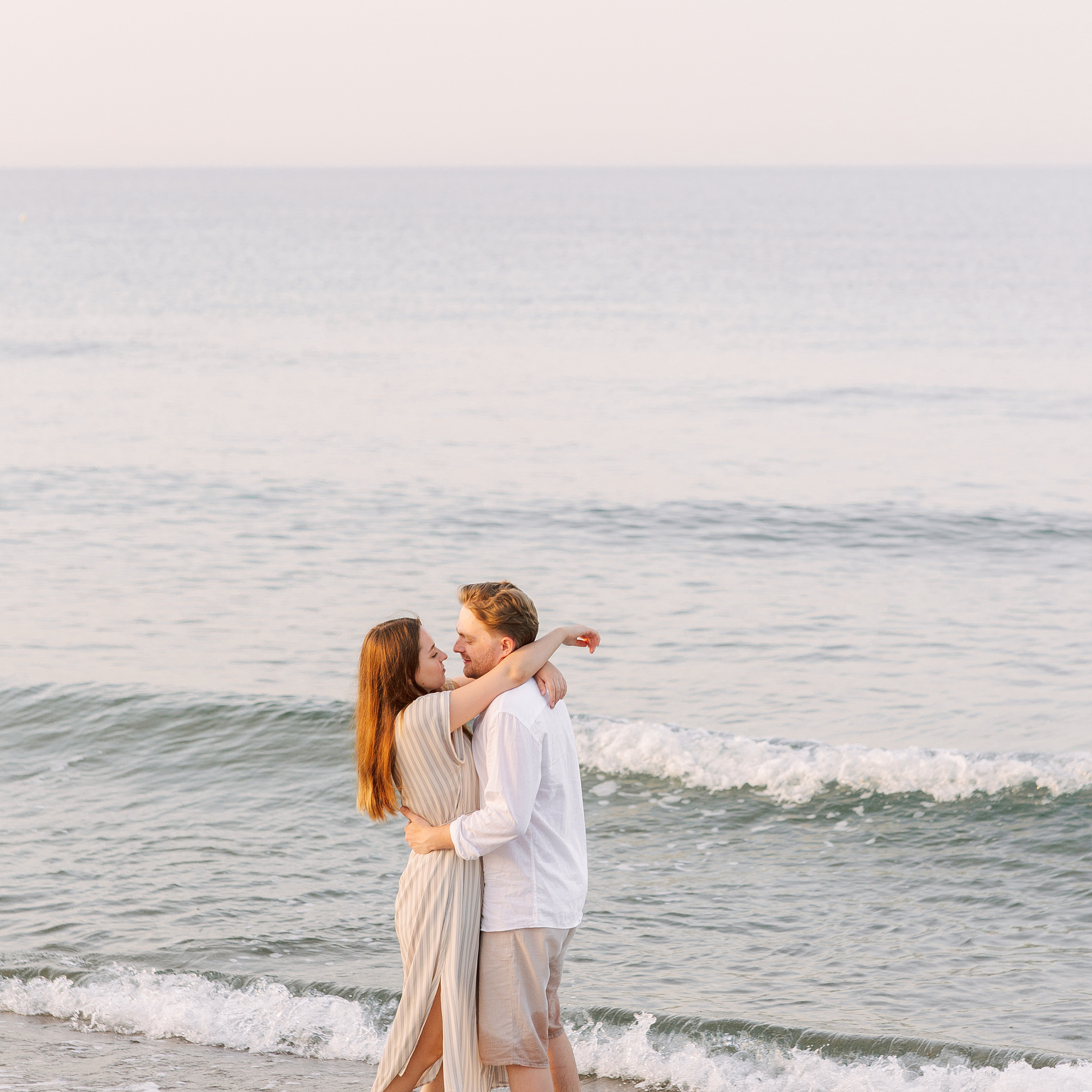 Sunrise. Love Story on the beach in Side. Alsu Develi, Photographer in Turkey, Alanya, Side, Belek, Antalya, Kemer, Turkiye. Photoshooting in Alanya. Photosession in Belek, Side