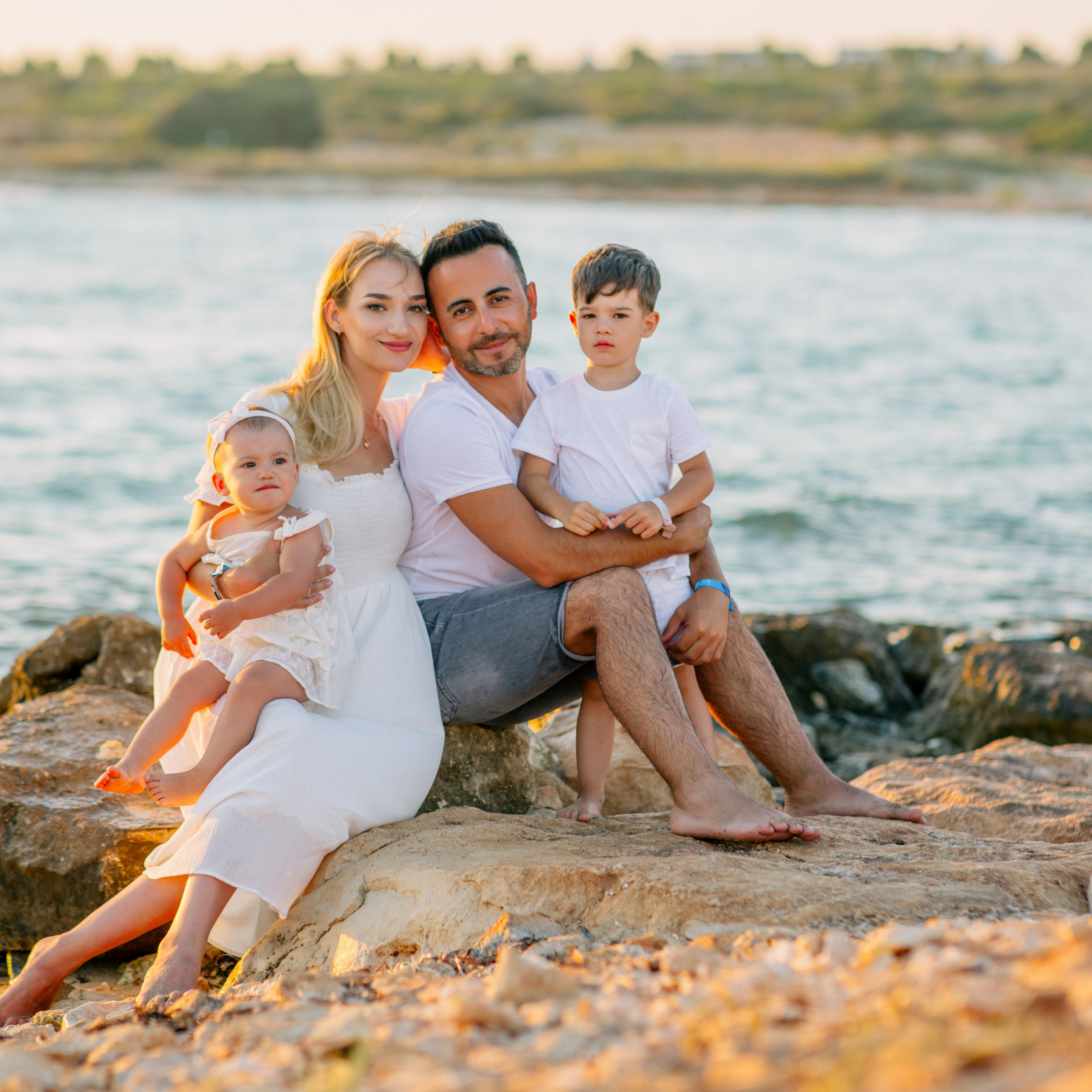 Family photo session in Didim. Alsu Develi, Photographer in Turkey, Alanya, Side, Belek, Antalya, Kemer, Turkiye. Photoshooting in Alanya. Photosession in Belek, Side