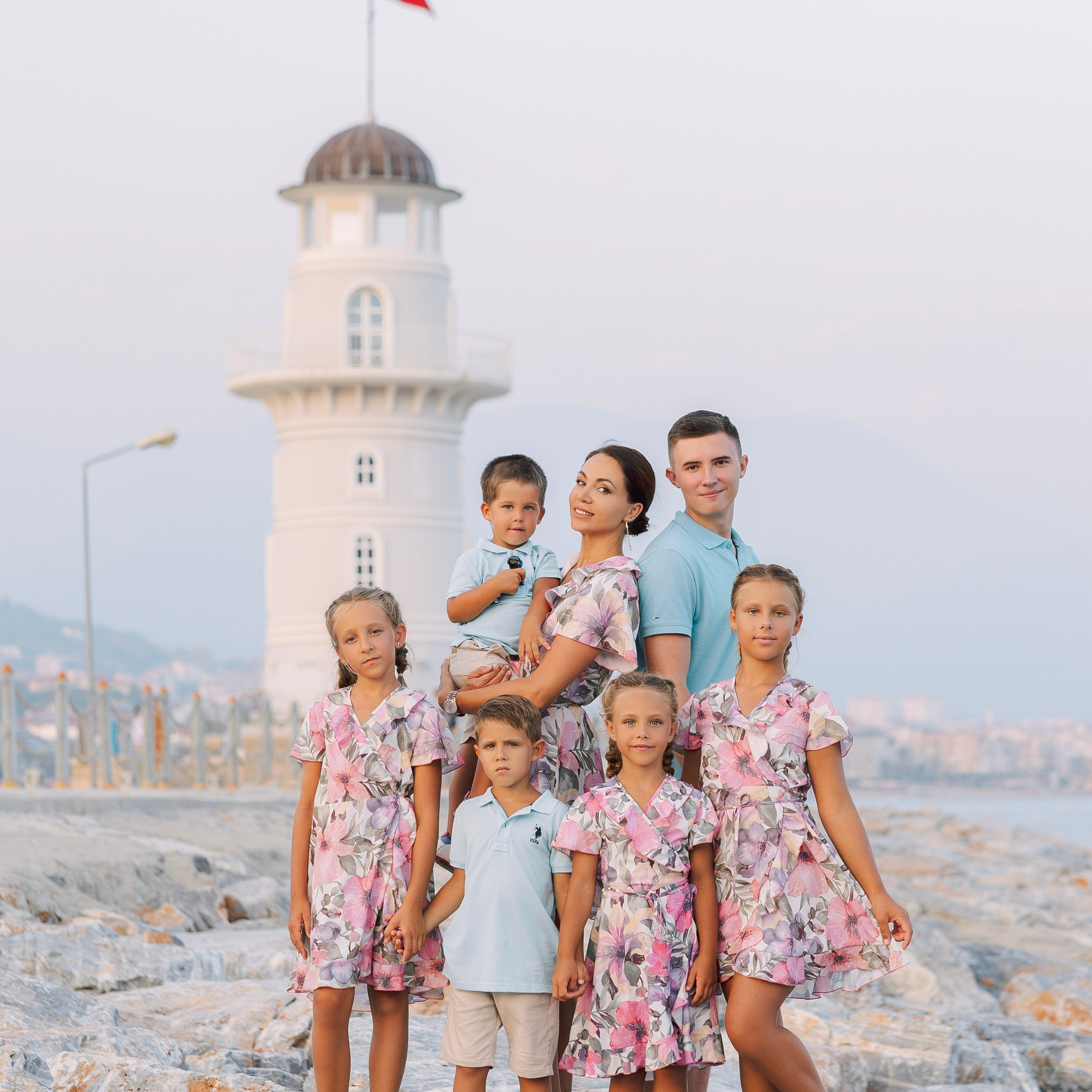 Фотосессия для большой и нарядной семьи в порту Аланьи. Алсу Девели. Фотограф в Алании в Турции, Аланья, Сиде, Белек, Анталия, Кемер, Конаклы, Окурджалар. Фотосъемки в Алании. Фотосессия в Алания