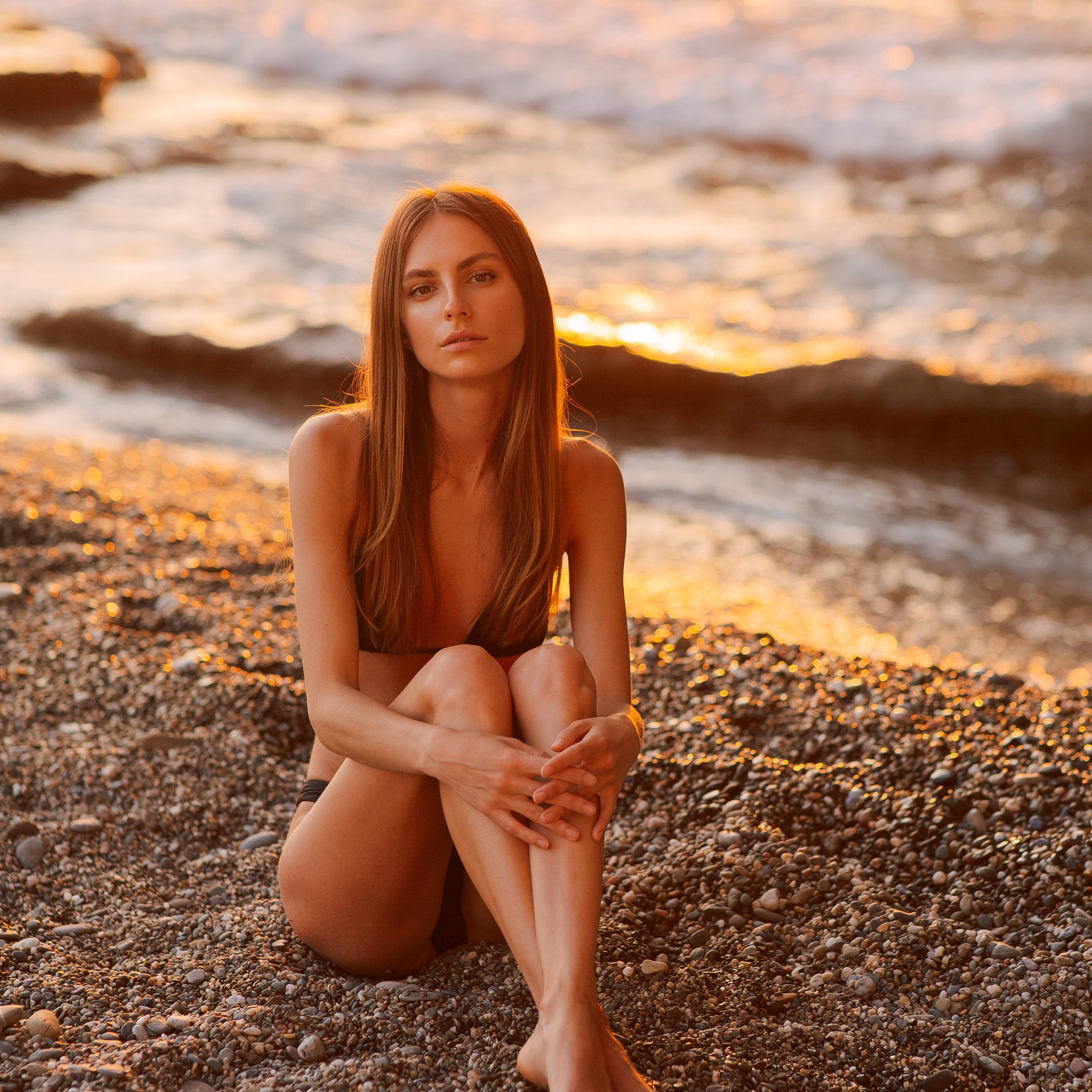 Photoshooting at the junction of the red mountain and the sea at sunset. Alsu Develi, Photographer in Turkey, Alanya, Side, Belek, Antalya, Kemer, Turkiye. Photoshooting in Alanya. Photosession in Belek, Side