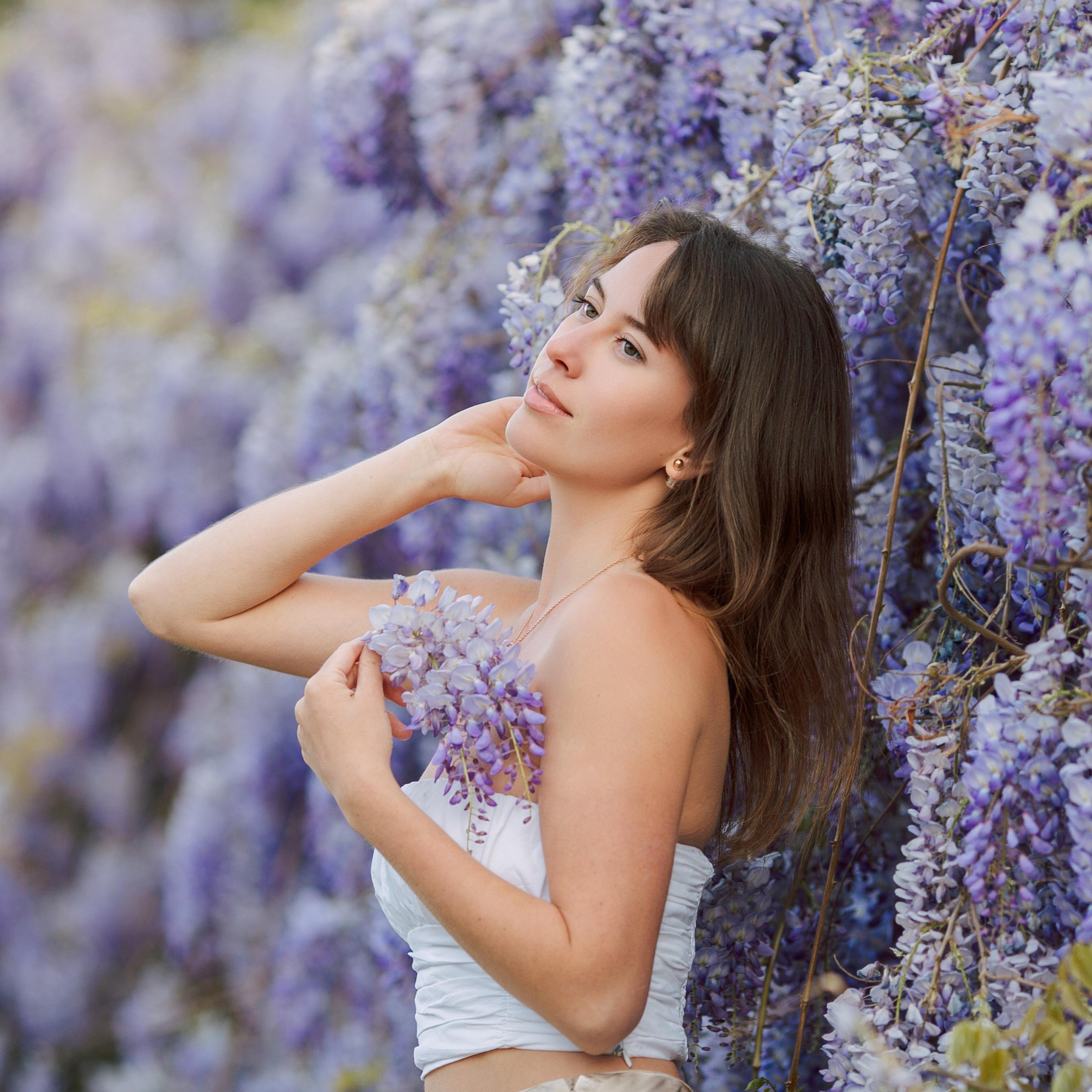 Photo shoot with wisteria. Alsu Develi, Photographer in Turkey, Alanya, Side, Belek, Antalya, Kemer, Turkiye. Photoshooting in Alanya. Photosession in Belek, Side