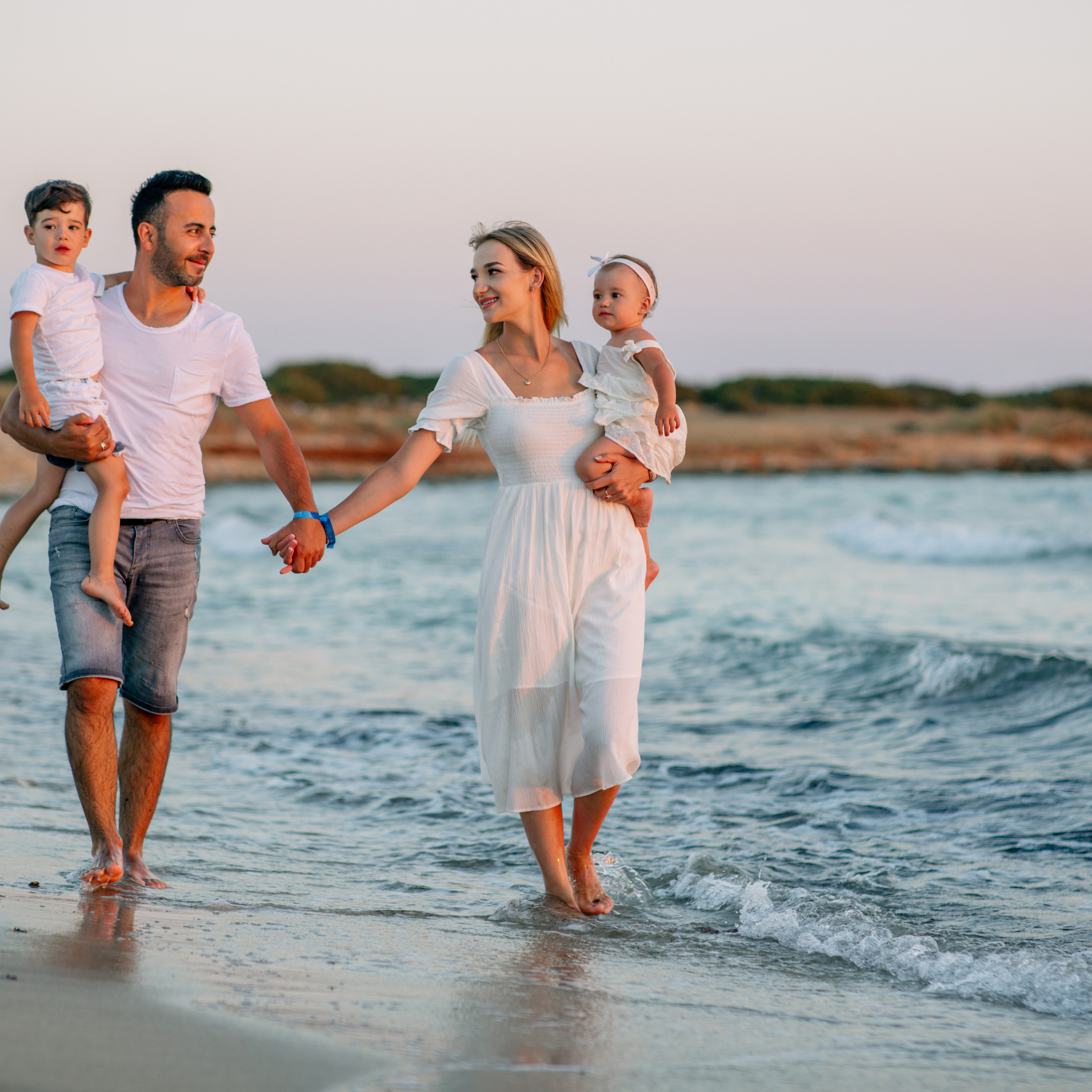 Family photo session in Didim. Alsu Develi, Photographer in Turkey, Alanya, Side, Belek, Antalya, Kemer, Turkiye. Photoshooting in Alanya. Photosession in Belek, Side