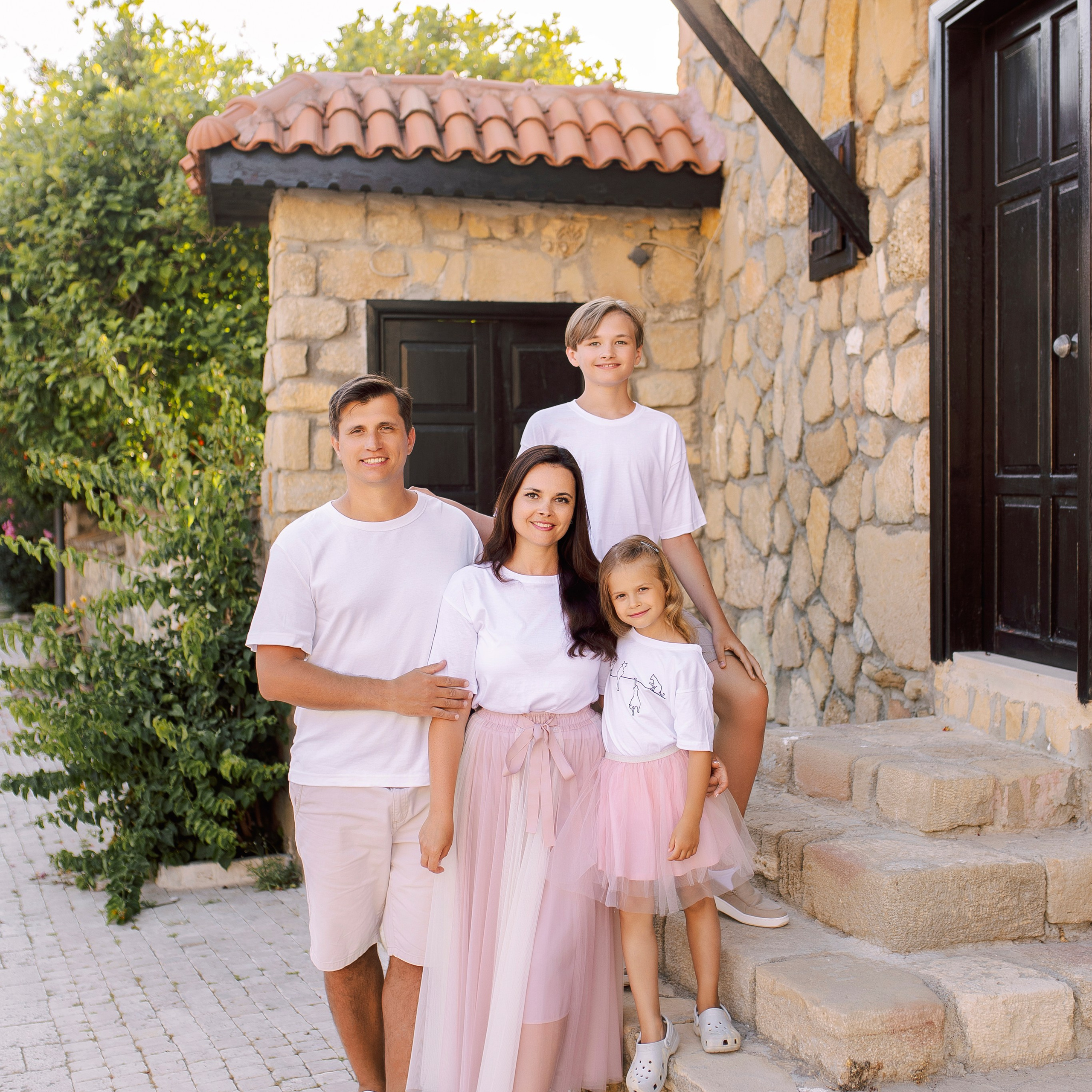 Sunset. Family photo session in the colorful streets of Side. Alsu Develi, Photographer in Turkey, Alanya, Side, Belek, Antalya, Kemer, Turkiye. Photoshooting in Alanya. Photosession in Belek, Side