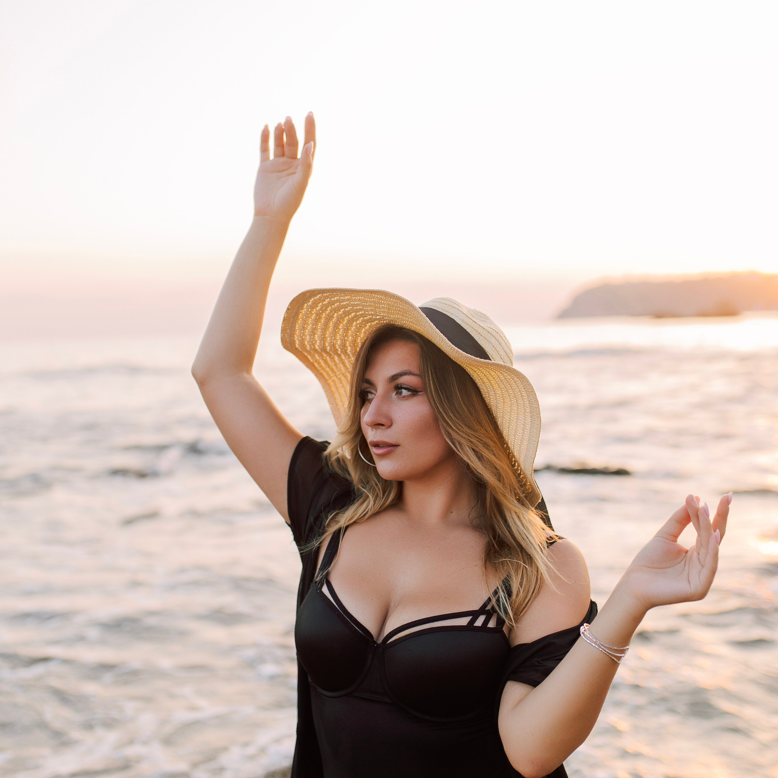 Скалы. Фотосессия на пляже со скалами. Алсу Девели. Фотограф в Алании в Турции, Аланья, Сиде, Белек, Анталия, Кемер, Конаклы, Окурджалар. Фотосъемки в Алании. Фотосессия в Алания