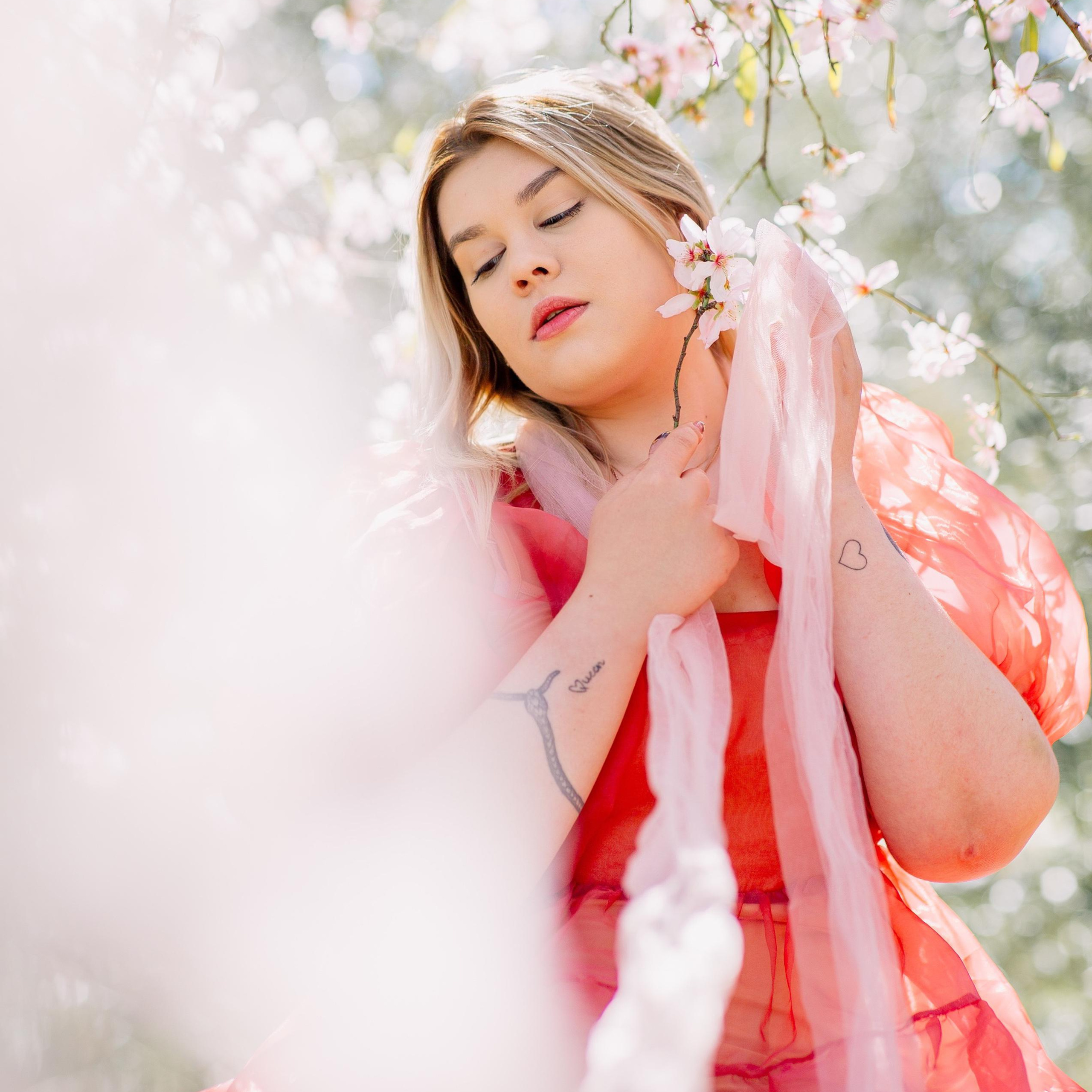 Фотосессия цветущем миндале. Алсу Девели. Фотограф в Алании в Турции, Аланья, Сиде, Белек, Анталия, Кемер, Конаклы, Окурджалар. Фотосъемки в Алании. Фотосессия в Алания