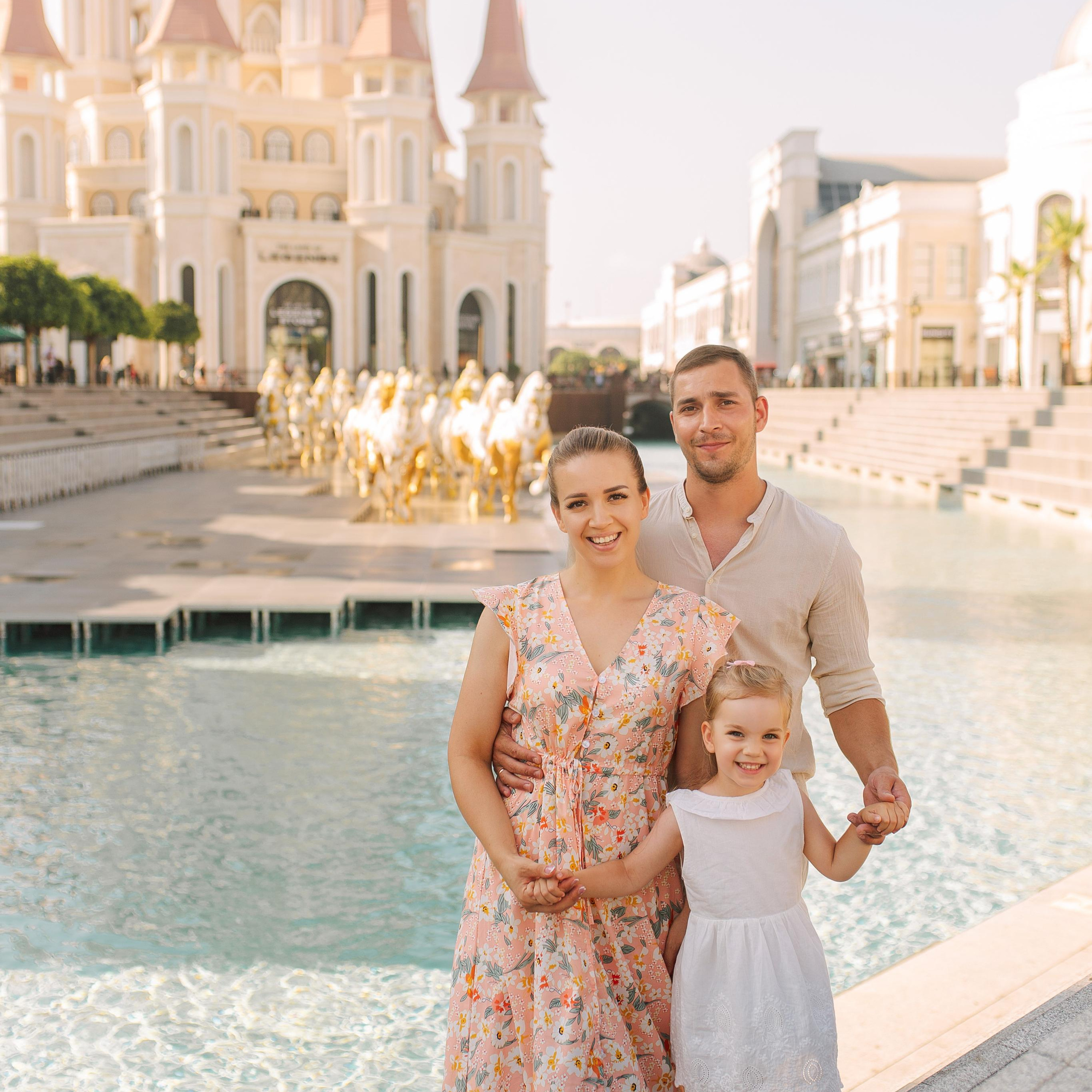 Family photo session in the Land of Legends park. Alsu Develi, Photographer in Turkey, Alanya, Side, Belek, Antalya, Kemer, Turkiye. Photoshooting in Alanya. Photosession in Belek, Side