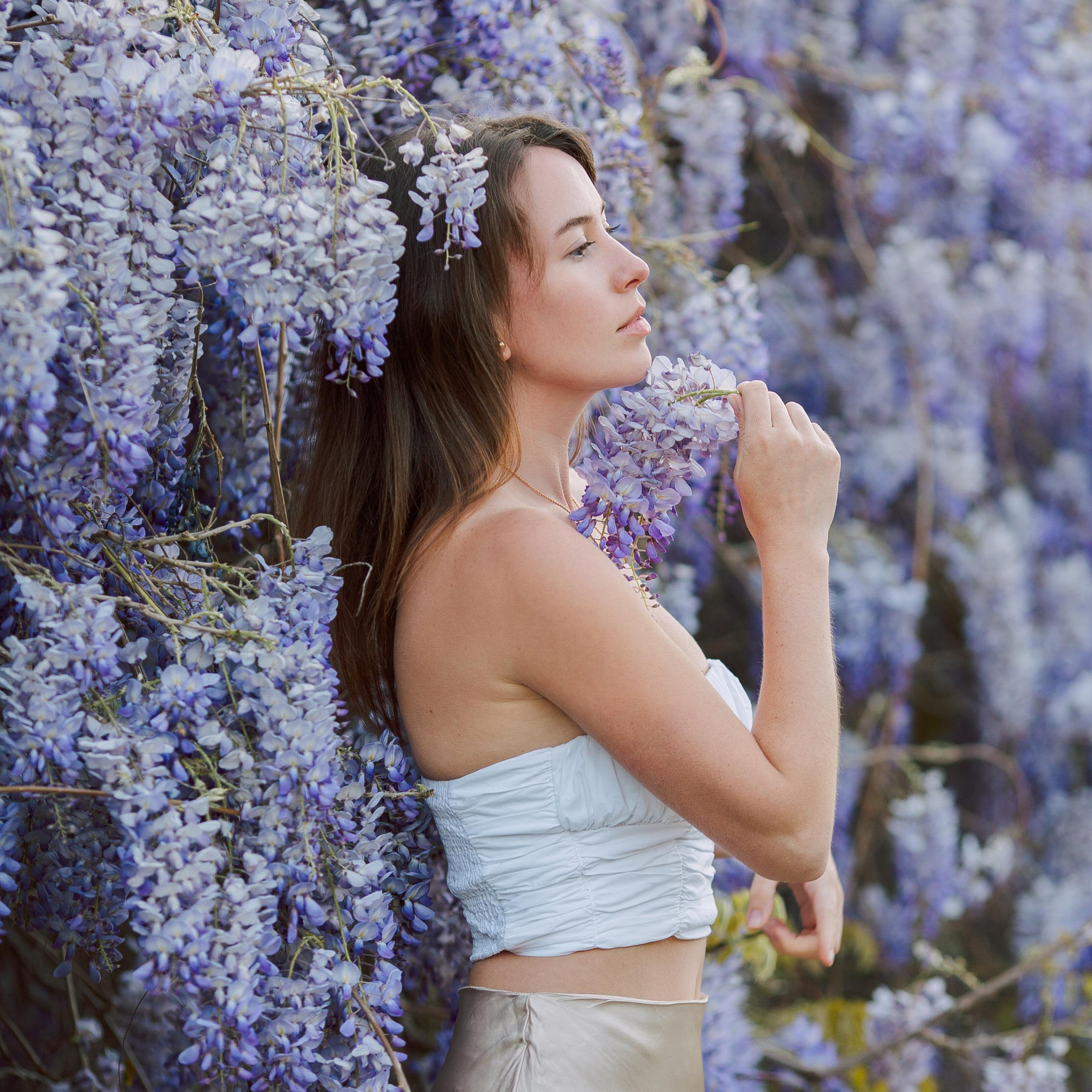 Photo shoot with wisteria. Alsu Develi, Photographer in Turkey, Alanya, Side, Belek, Antalya, Kemer, Turkiye. Photoshooting in Alanya. Photosession in Belek, Side