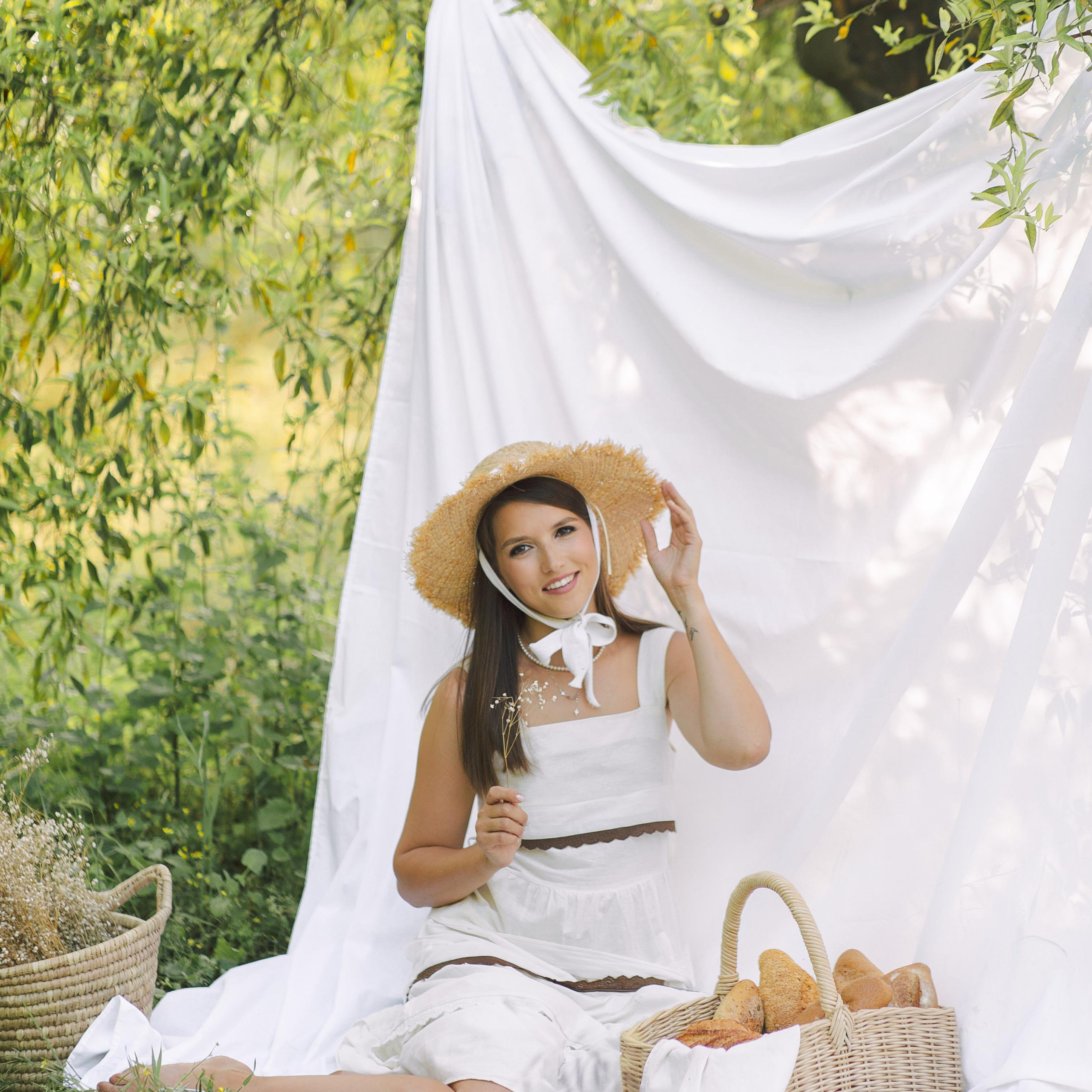 Концептуальная фотосессия с белым бельем в саду. Алсу Девели. Фотограф в Алании в Турции, Аланья, Сиде, Белек, Анталия, Кемер, Конаклы, Окурджалар. Фотосъемки в Алании. Фотосессия в Алания