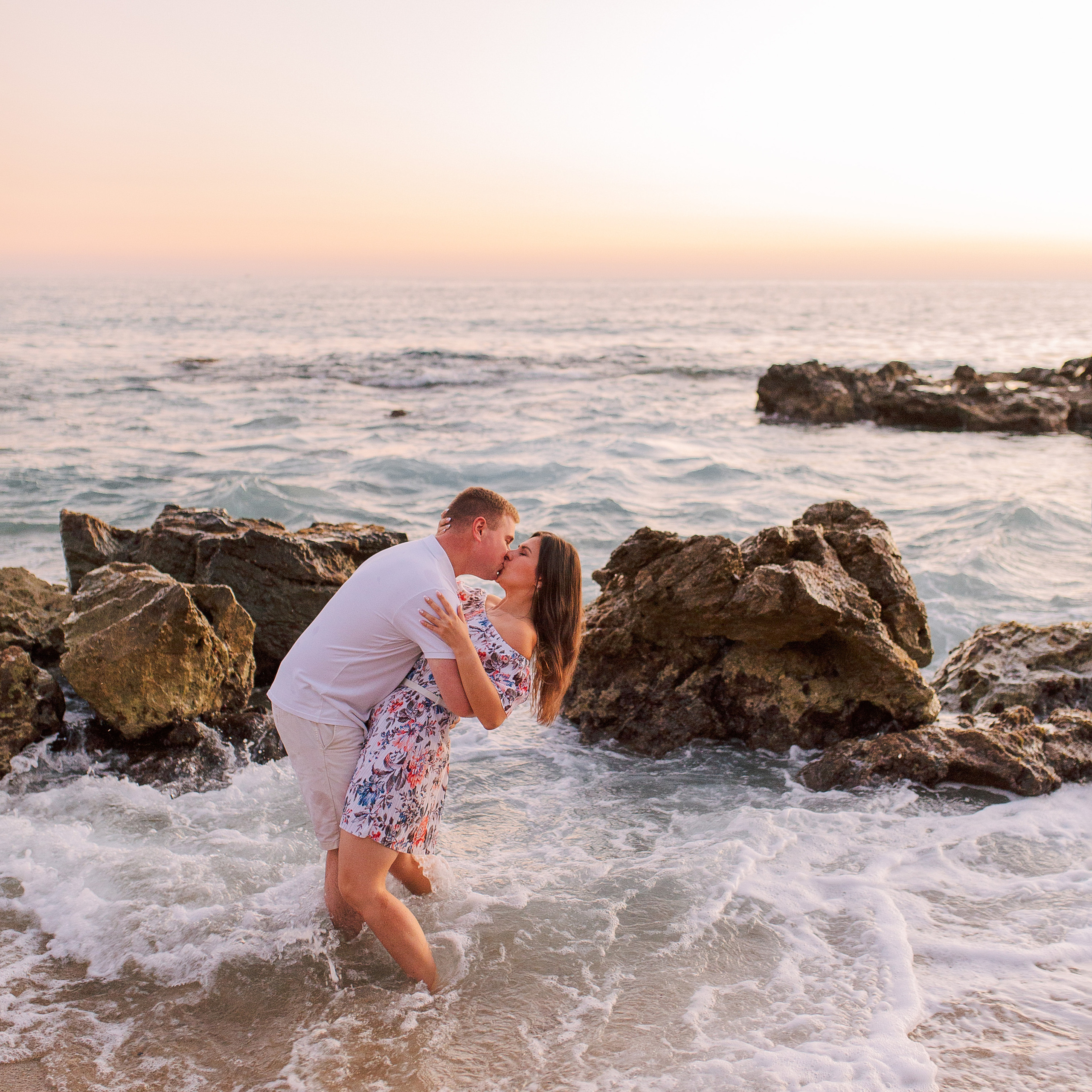Photo session of newlyweds in Alanya at sunset on Cleopatra beach. Alsu Develi, Photographer in Turkey, Alanya, Side, Belek, Antalya, Kemer, Turkiye. Photoshooting in Alanya. Photosession in Belek, Side