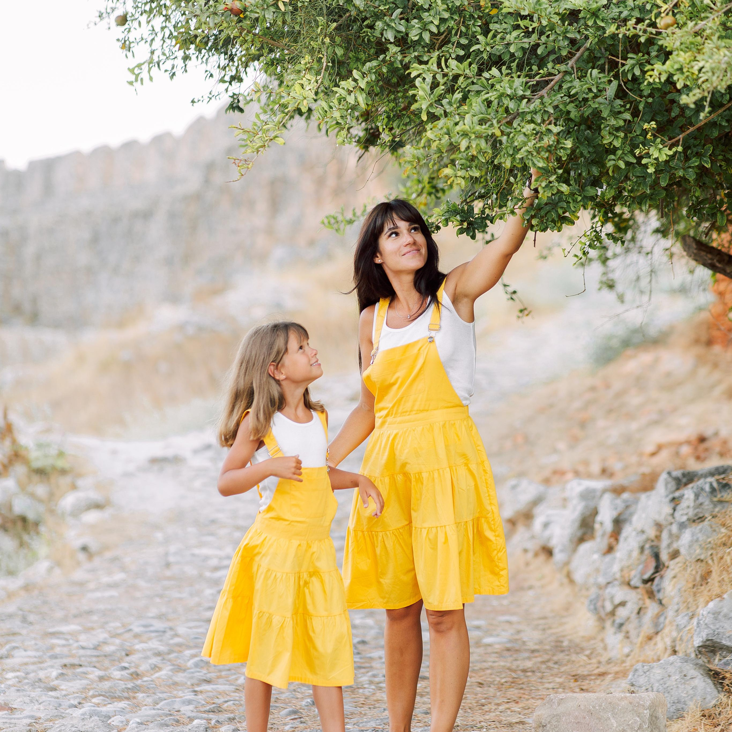 Photo session at the Alanya fortress for mother and daughter. Alsu Develi, Photographer in Turkey, Alanya, Side, Belek, Antalya, Kemer, Turkiye. Photoshooting in Alanya. Photosession in Belek, Side