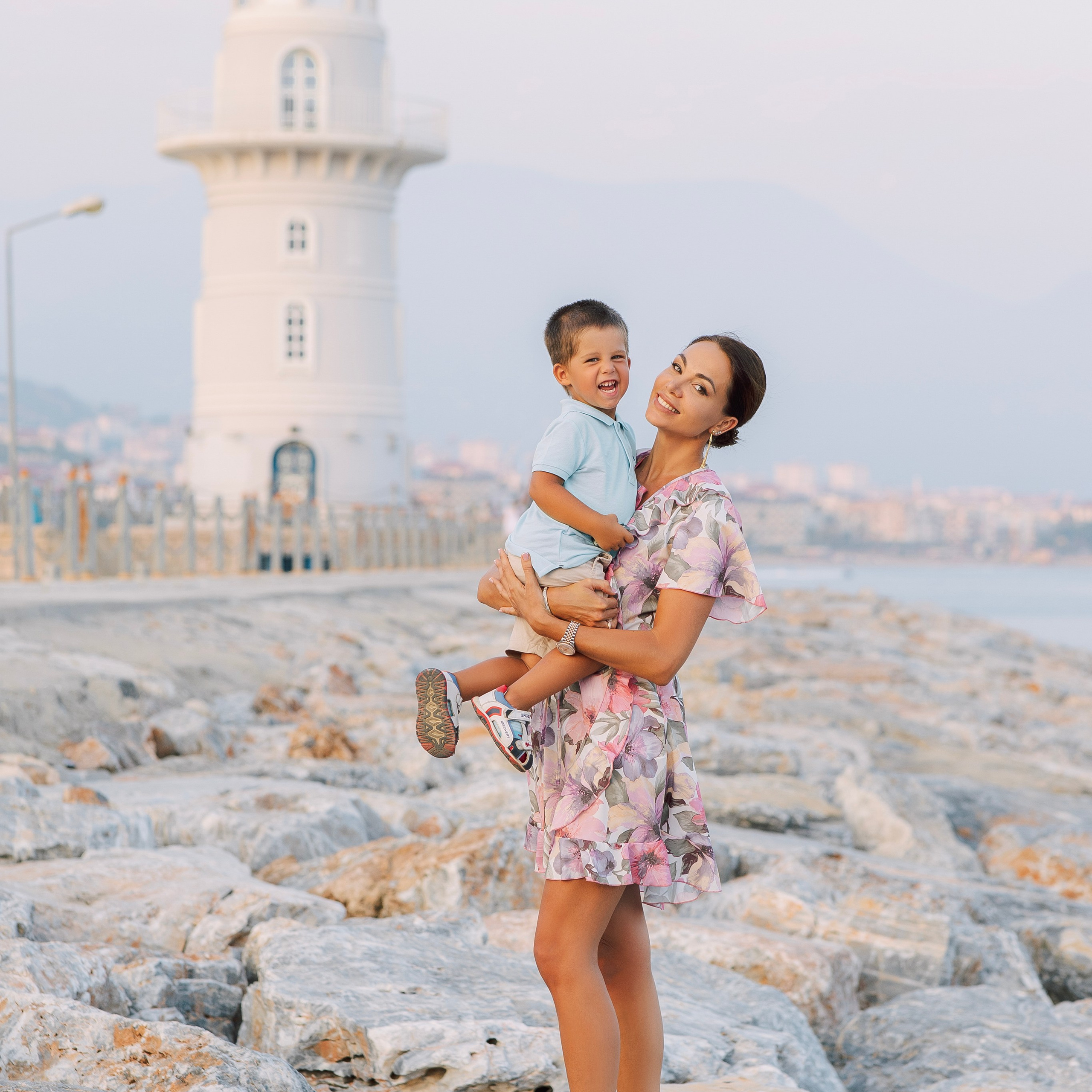 Фотосессия для большой и нарядной семьи в порту Аланьи. Алсу Девели. Фотограф в Алании в Турции, Аланья, Сиде, Белек, Анталия, Кемер, Конаклы, Окурджалар. Фотосъемки в Алании. Фотосессия в Алания