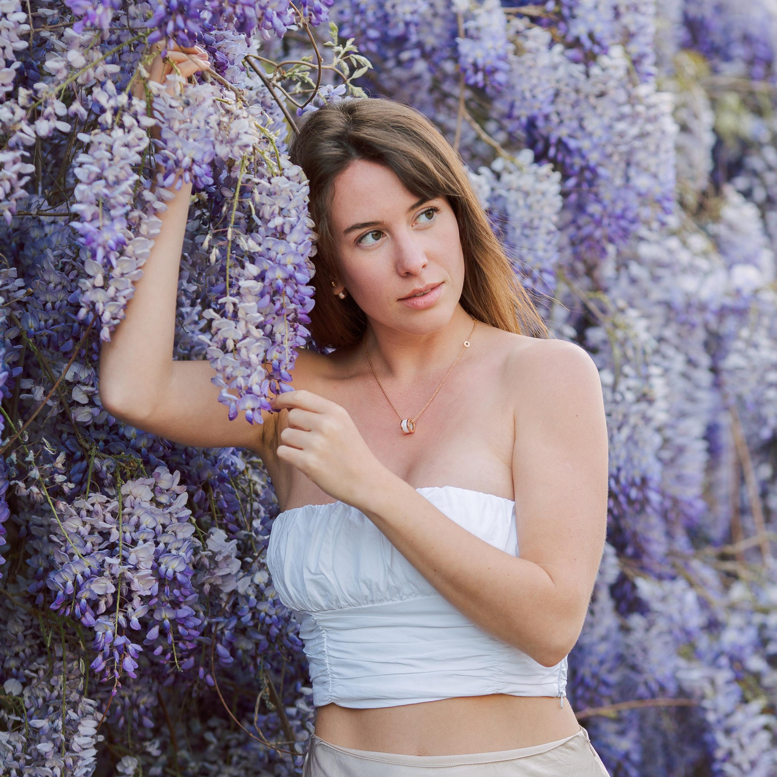 Photo shoot with wisteria. Alsu Develi, Photographer in Turkey, Alanya, Side, Belek, Antalya, Kemer, Turkiye. Photoshooting in Alanya. Photosession in Belek, Side